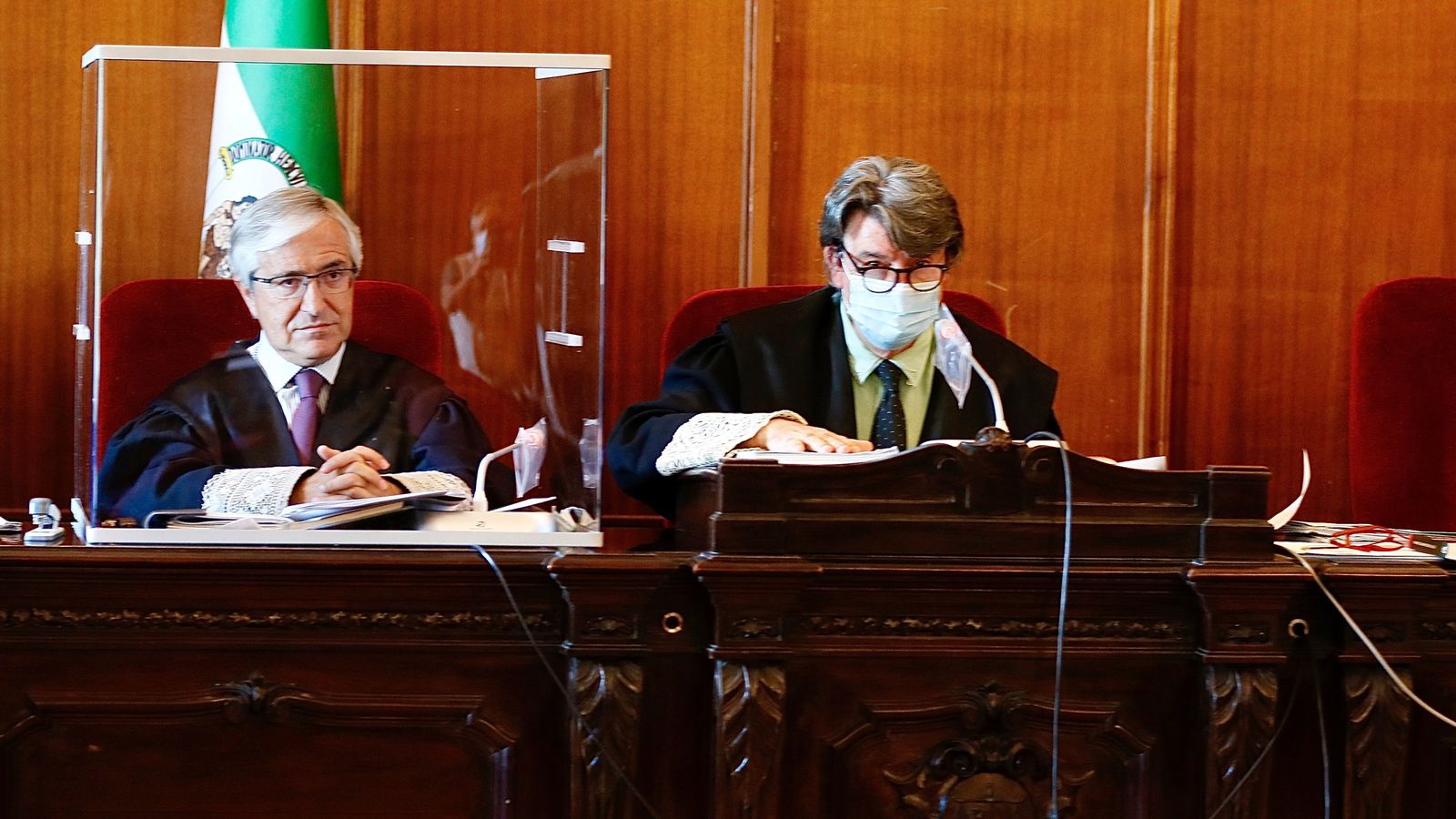 El magistrado que preside el jurado y el letrado de la administración de justicia.