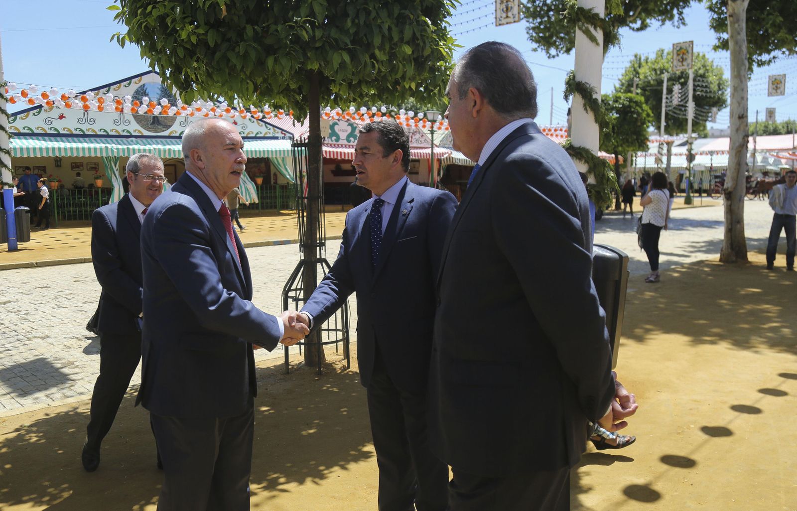 El jefe superior, José Antonio de la Rosa, saluda al delegado del Gobierno en Andalucía, Antonio Sanz, en la puerta de la caseta de la Policía Nacional.