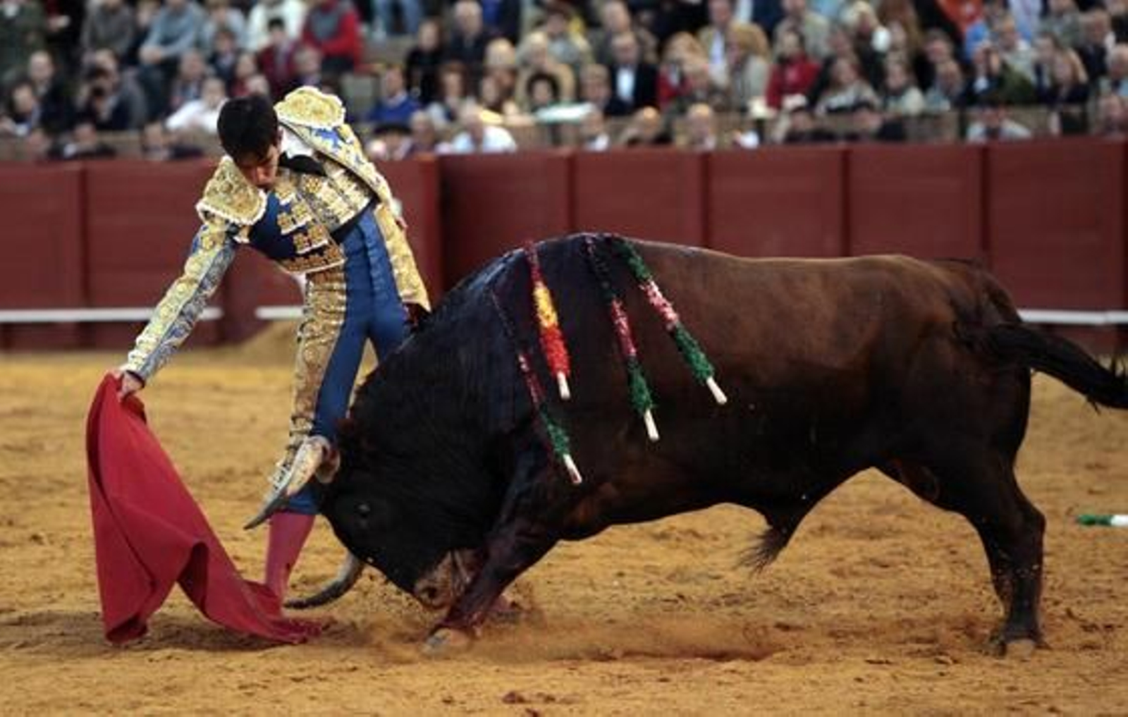 El malagueño Jiménez Cortés, en el cierre de su faena al sexto toro.

Foto: Juan Carlos Muñoz