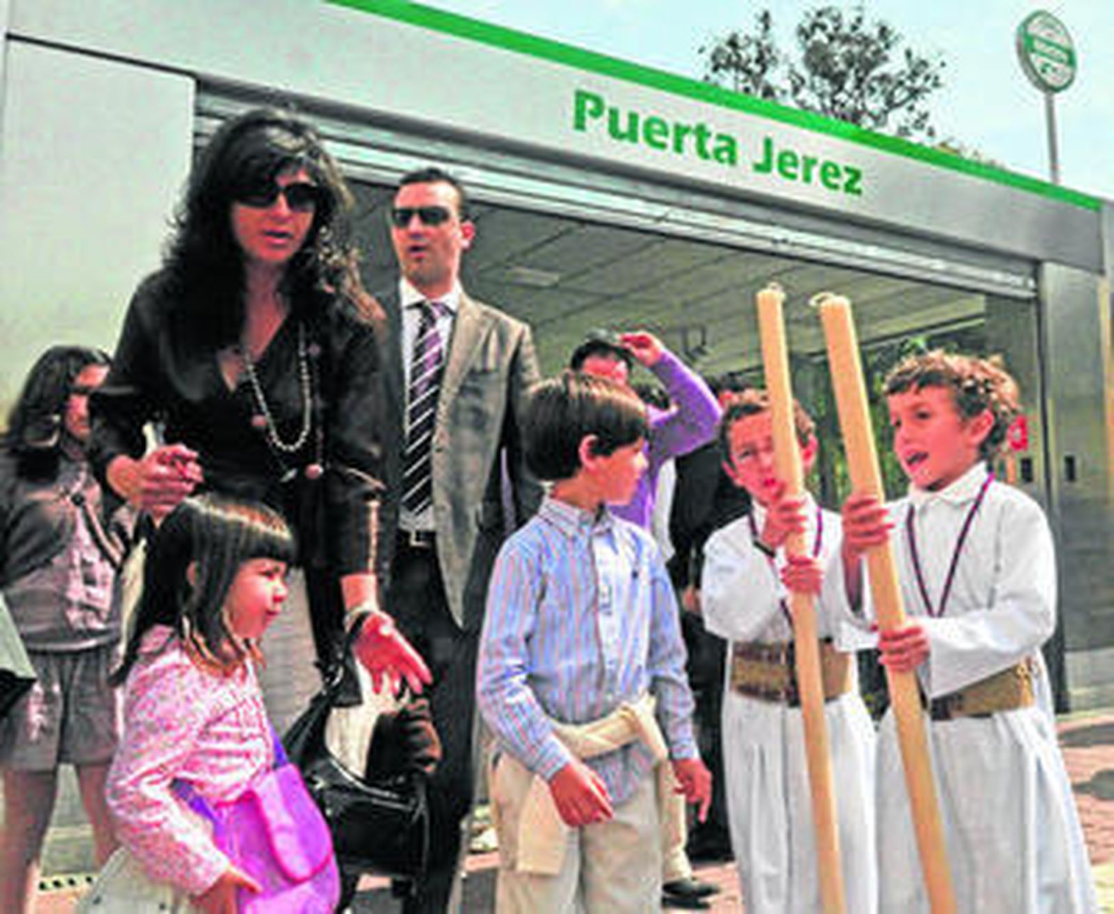 Varios pequeños y adultos, ayer en la estación del Metro en la Puerta de Jerez.
