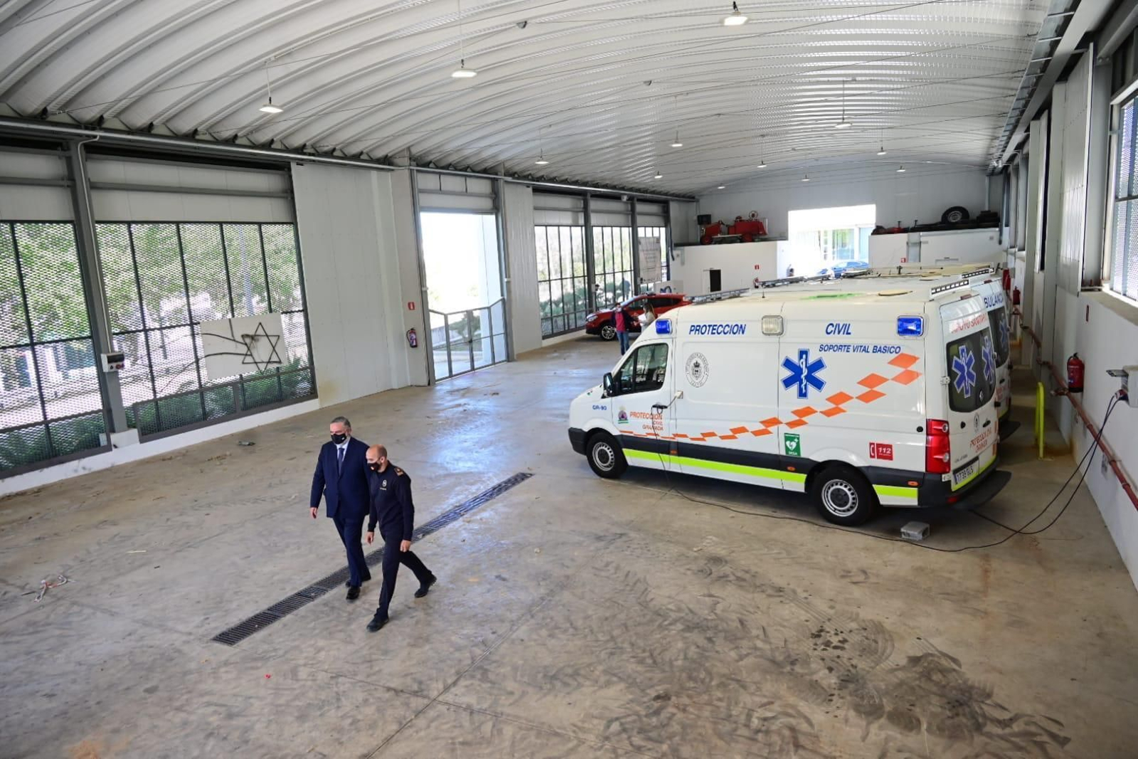 El delegado de la Junta, Pablo García, en el nuevo vacunódromo de la ciudad de Granada