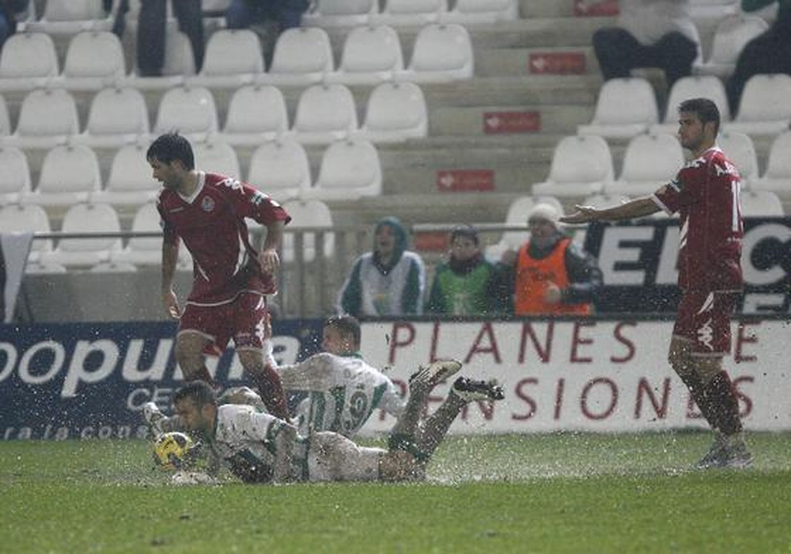 El Córdoba vence al Valladolid 1-0 bajo un diluvio en el Arcángel. / José Martínez