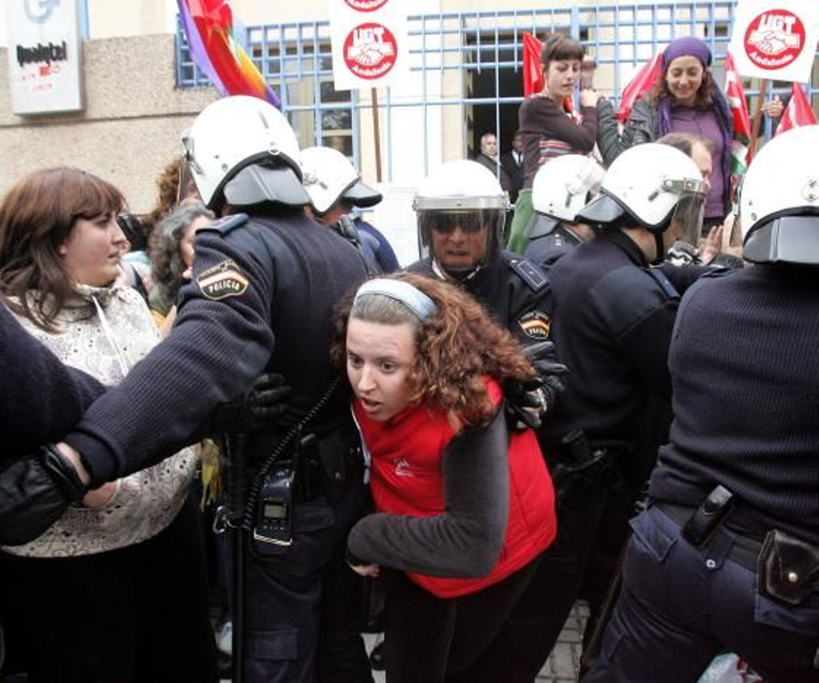 La jornada de paro vivó momentos de nervios y tensión durante la entrada al trabajo de los compañeros que no secundaron la huelga.  Foto: Miguel Angel Gonzalez