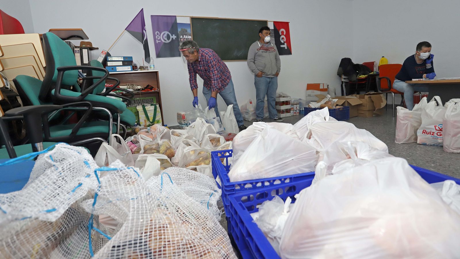 Reparto de alimentos del colectivo 'Solidarios frente al COVID-19'