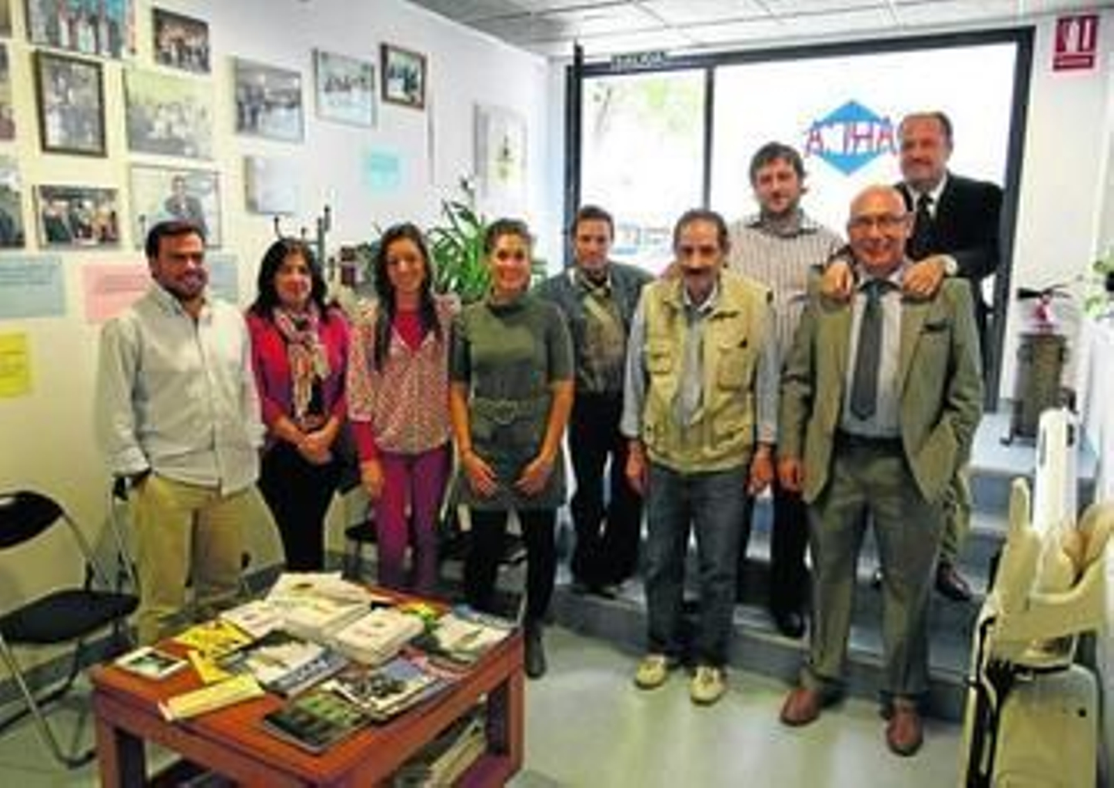 Parte del equipo de ARCA, ayer, durante la jornada de puertas abiertas.
