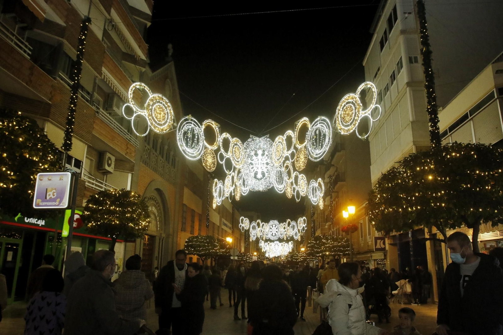 El encendido del espectacular alumbrado navideño de Puente Genil, en fotografías