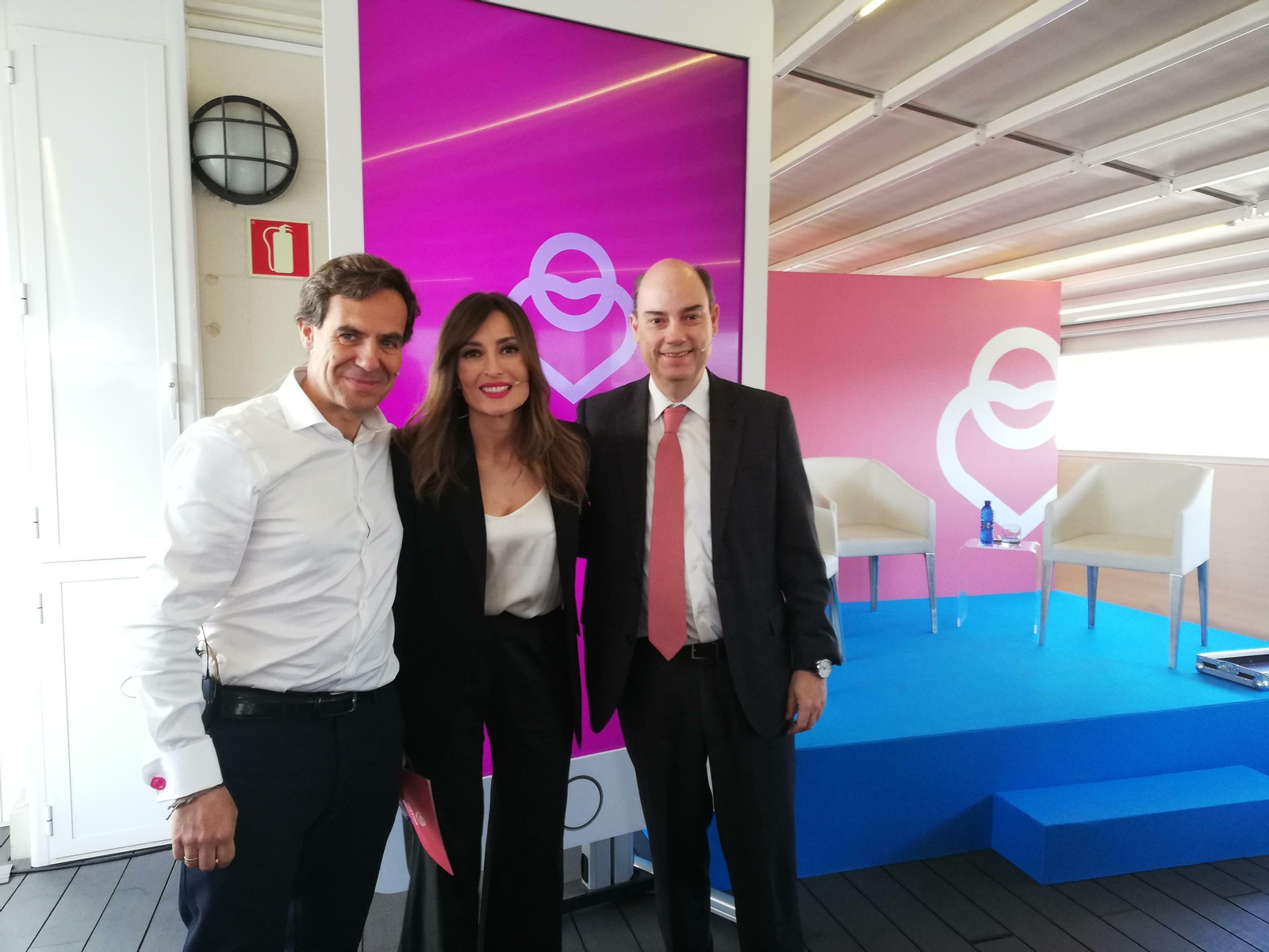 Pedro Díaz Yuste, de Mapfre Salud Digital, la presentadora de informativos Leticia Iglesias y José Manuel Inchausti, del área regional Iberia de la compañía.