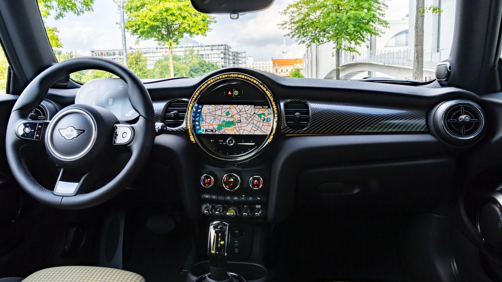 El revestimiento del techo es de color antracita, así como los apoyabrazos . El volante tiene una placa distintiva en su brazo inferior.