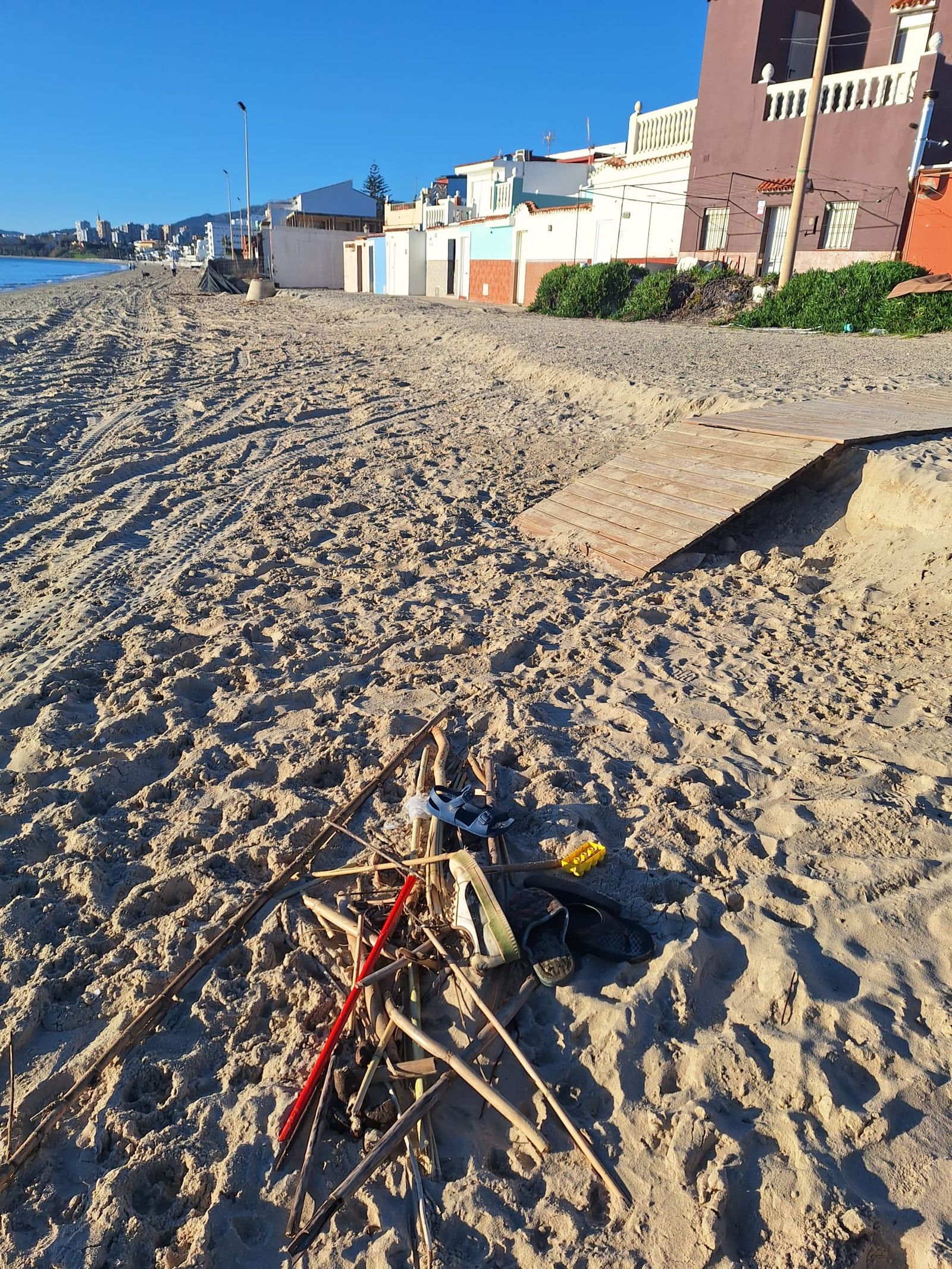 Restos de basura y objetos cotidianos emergen de la arena arrastrada por la borrasca Francis.