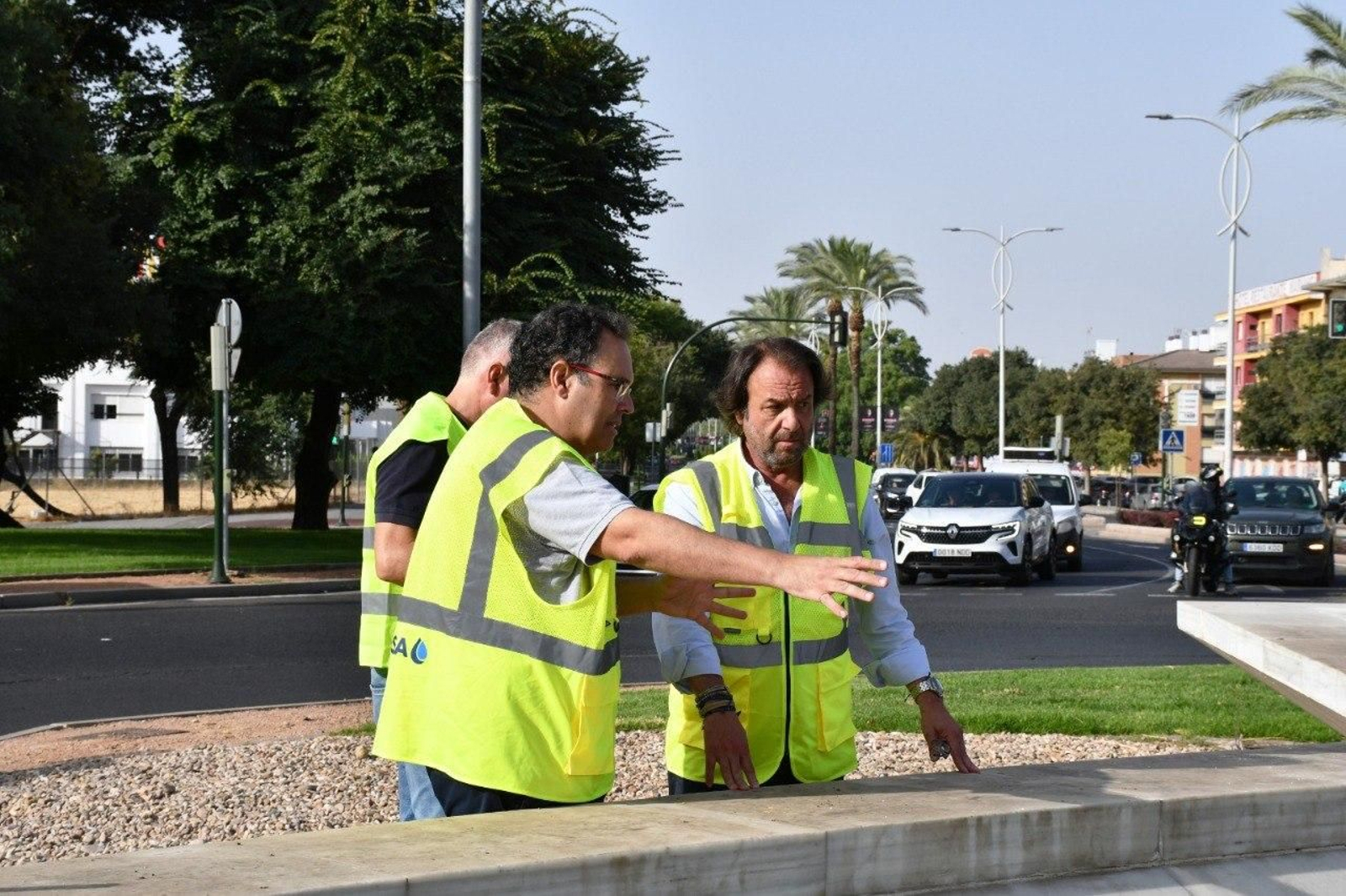 García-Ibarrola y operarios de Emacsa, junto a la fuente