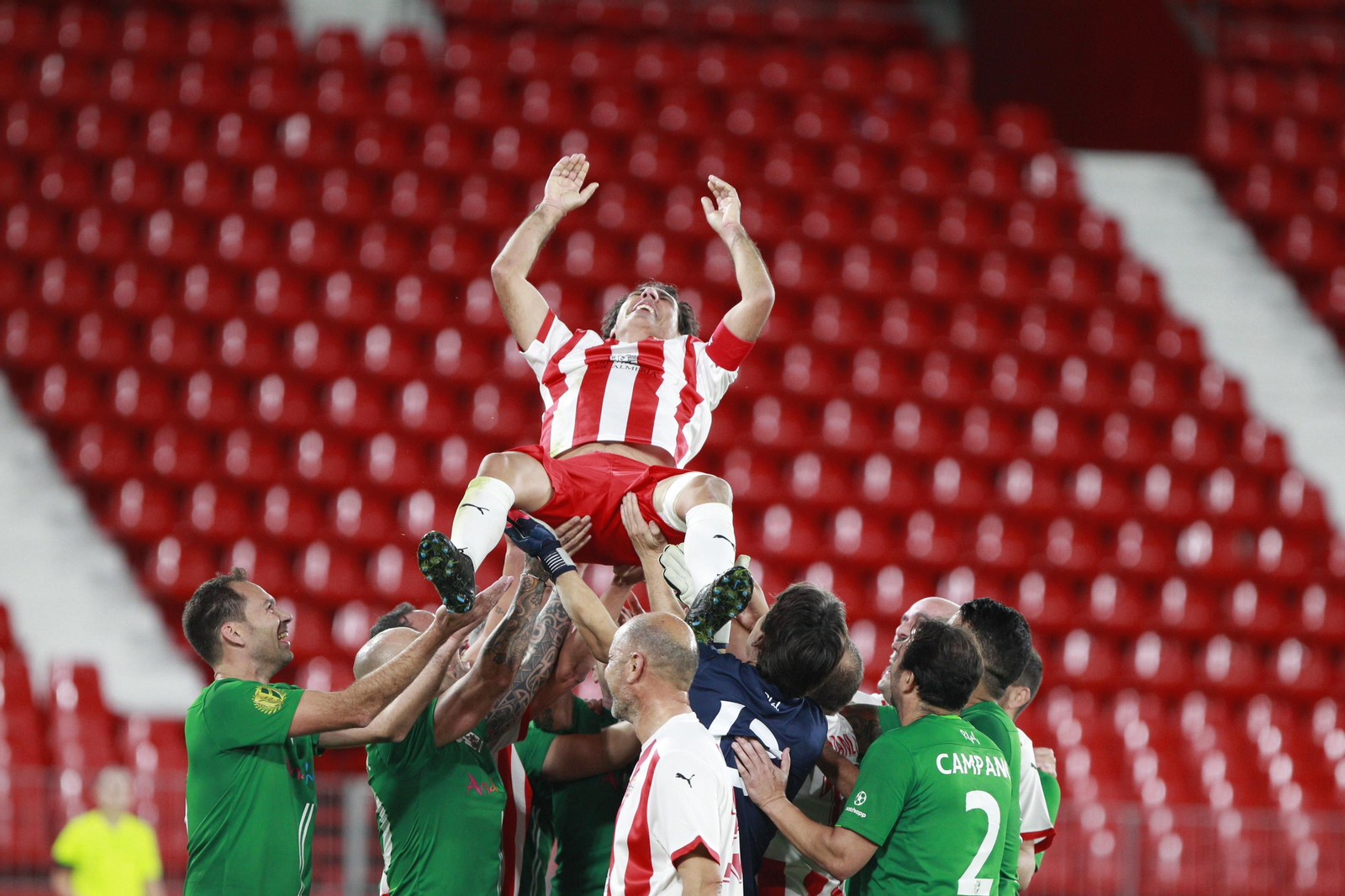 Imágenes del partido homenaje al 'eterno' capitán de la U.D. Almería, José Ortiz