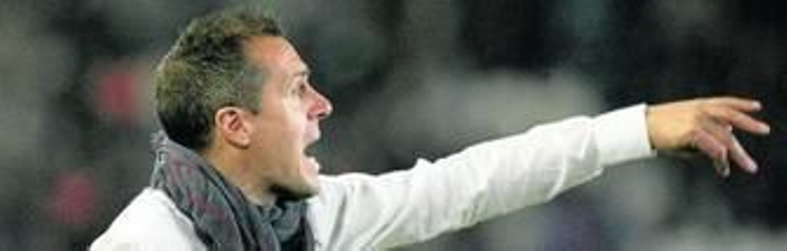 Pablo Villa da instrucciones a sus jugadores durante el encuentro de ayer ante el Tenerife.