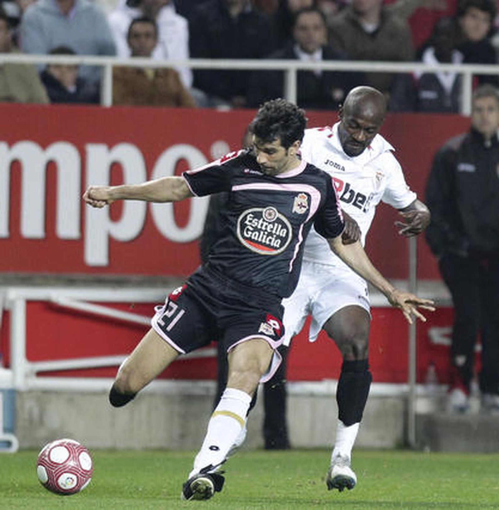 El Sevilla deja escapar otros dos puntos en su casa ante el Dépor y ya acumula 16 puntos perdidos en casa. / Antonio Pizarro