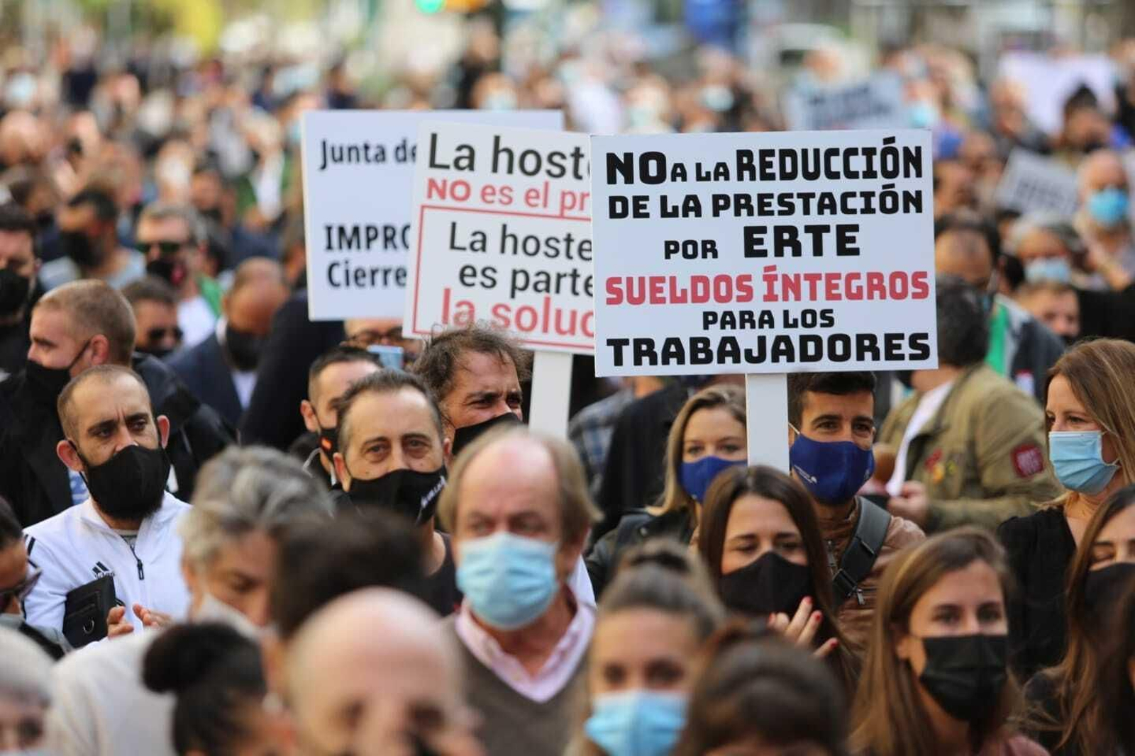 Fotos de la cacerolada de los hosteleros en Málaga, contras las medidas del Covid