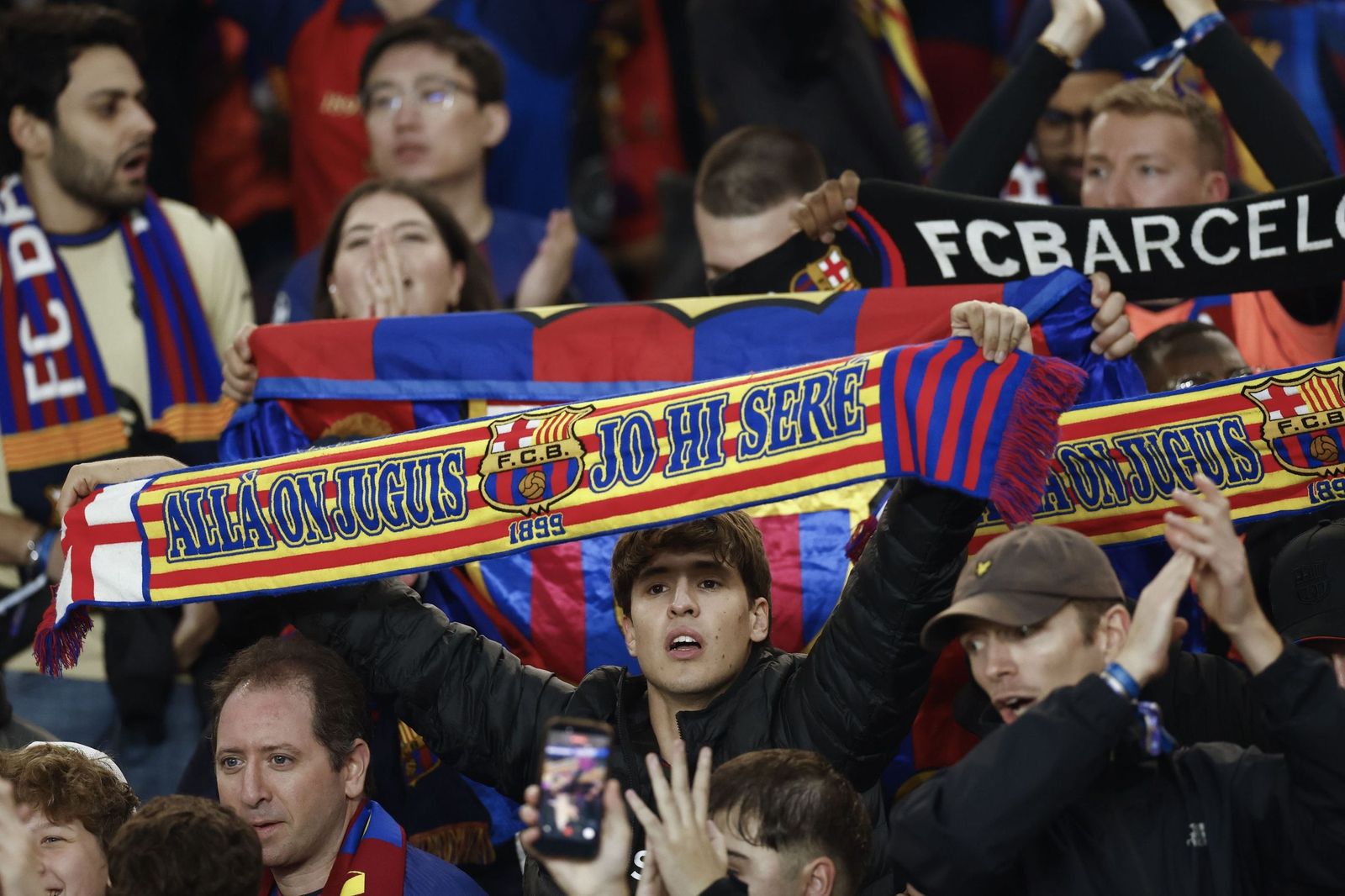 바르셀로나 PSG 챔피언스리그 경기에서 FC 바르셀로나 응원 목도리를 펼친 원정 관중 사진 30