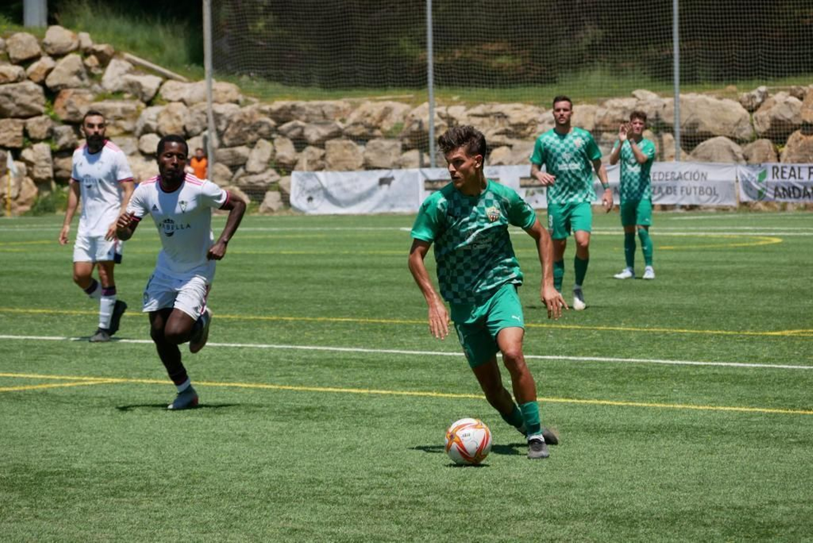 Carlos Gilbert comanda un ataque en el partido ante el Marbella.