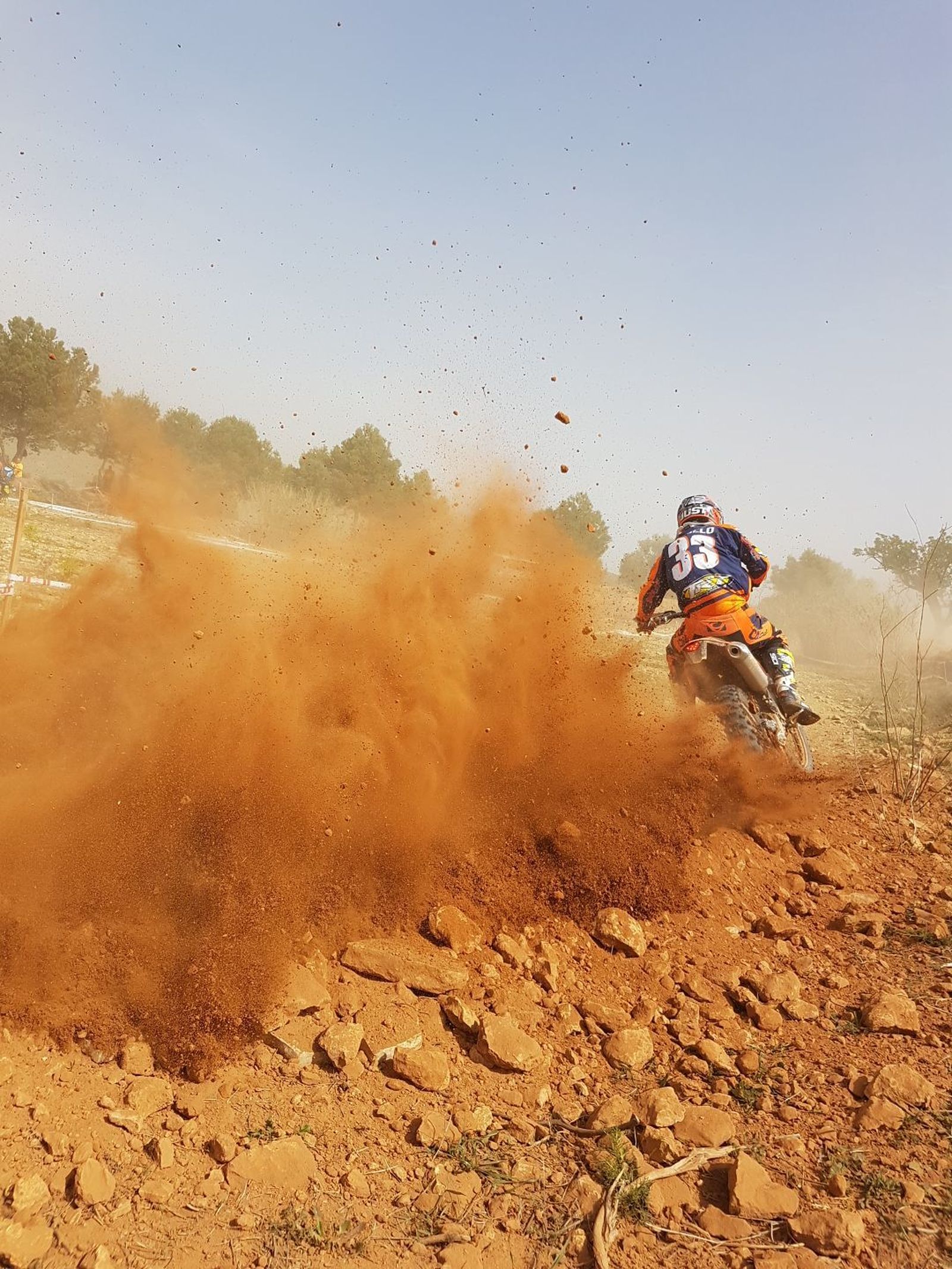 José Manuel Morillo Racero deja una nube de polvo a su paso por un tramo del trazado del circuito de Traiguera.