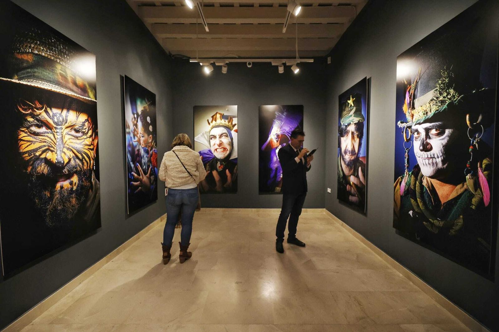 La exposición 'Carnaval de Improviso. Retratos urgentes: la trastienda del COAC', en imágenes