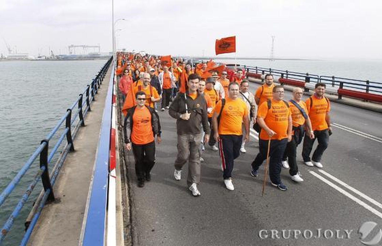 La plantilla de Cádiz Electrónica marcha de El Puerto a la capital para reclamar soluciones ante el ERE que plantea la empresa. 

Foto: Fito Carreto