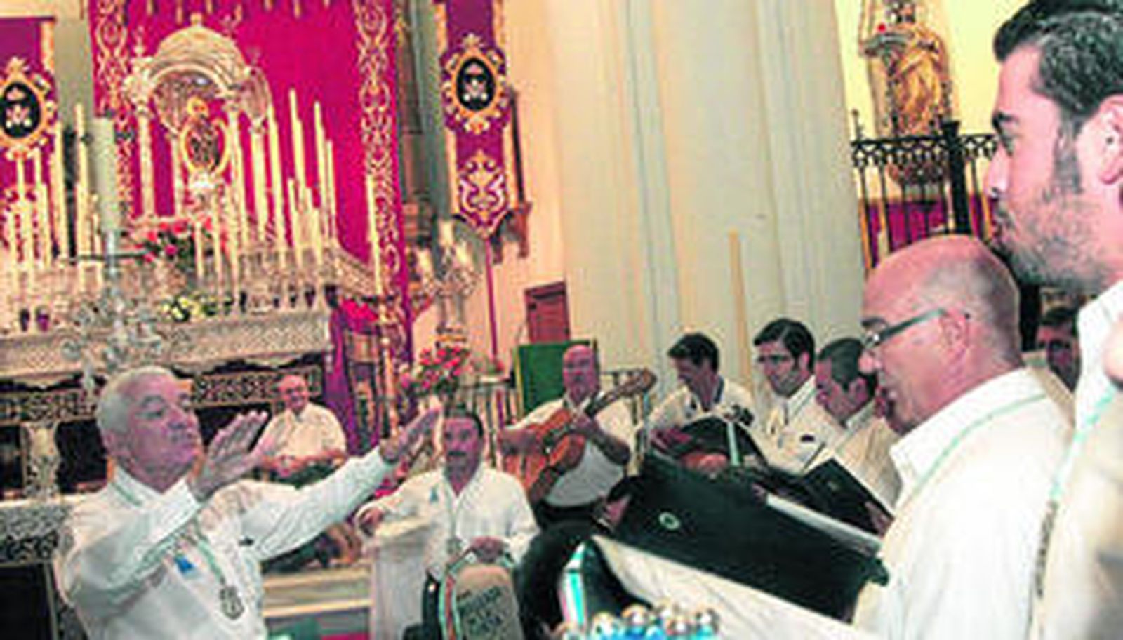 1. Rafael Vélez dirige al coro de campanilleros en su ofrenda musical a Nuestra Señora de la Cinta, que ya está en su altar de cultos para la novena. 2. Los campanilleros en la iglesia del convento de las Hermanas de la Cruz. 3. Cantando ante Santa Ángela de la Cruz.