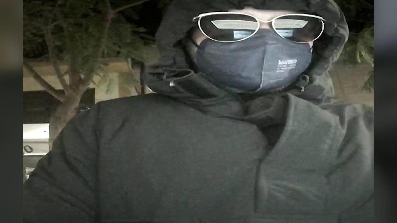 El detenido saca dinero de un cajero con la tarjeta del desaparecido.