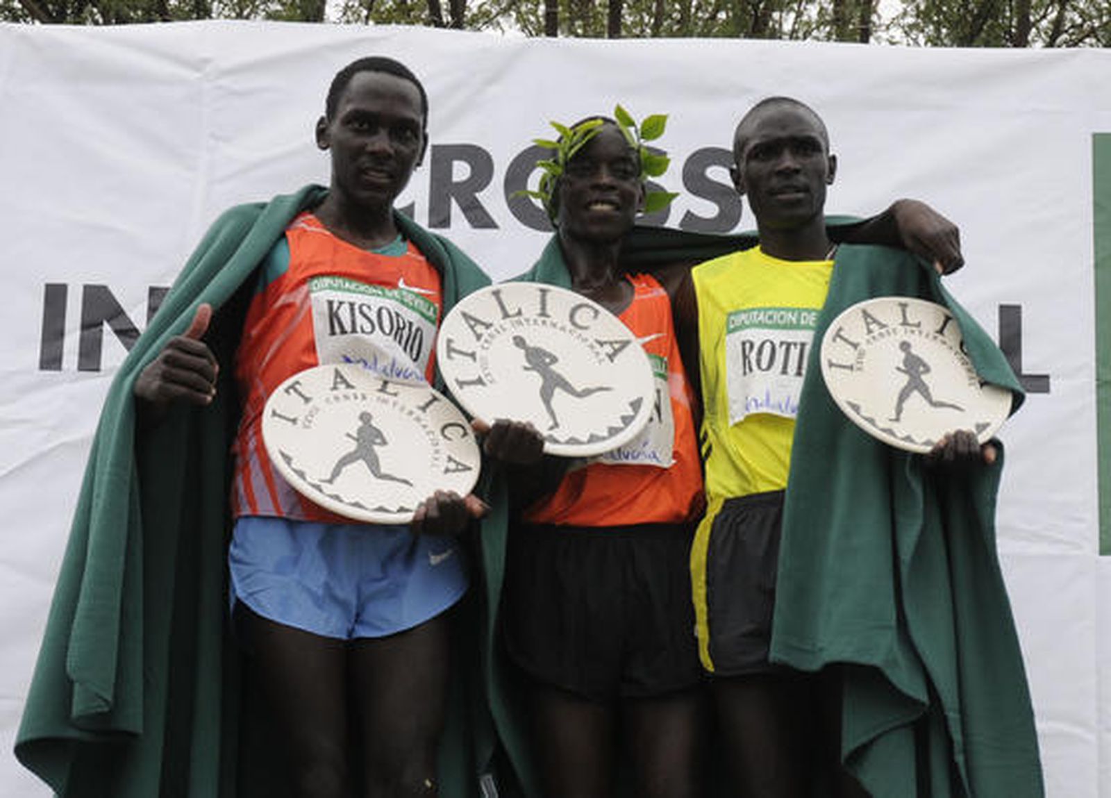 Tras dos años en los que el ganador se resolvió al 'sprint', Komon ganó con 5 segundos de diferencias.

Foto: Juan Carlos Vázquez, Julio Muñoz (EFE), Javier Barbancho (Reuters)