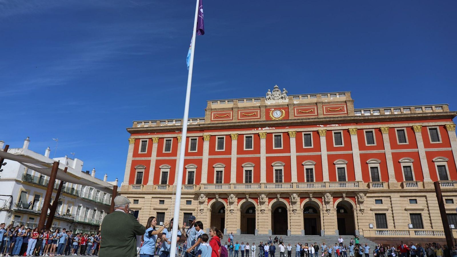 Izado de la bandera scout en la plaza del Rey de San Fernando por parte del grupo San Jorge 310.