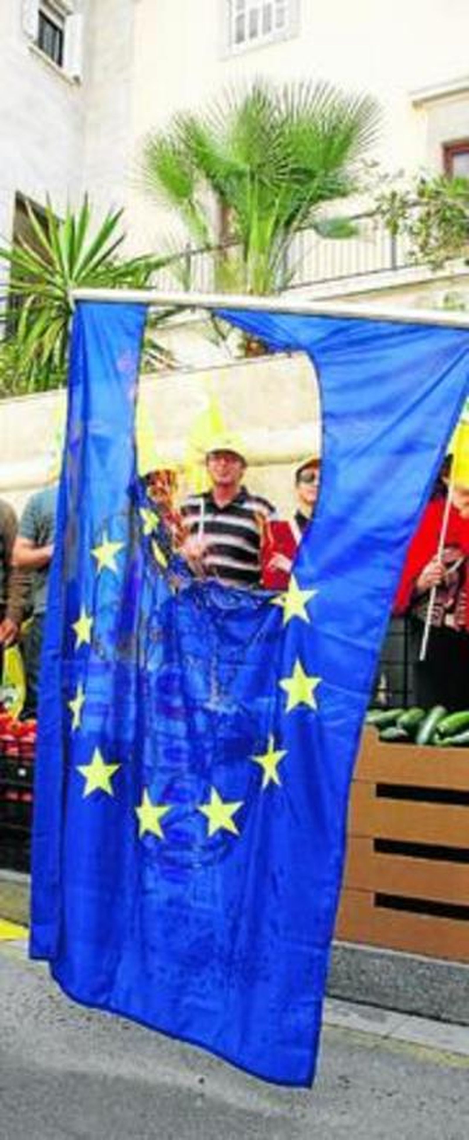 Coag quemó una bandera europea ante Subdelegación.