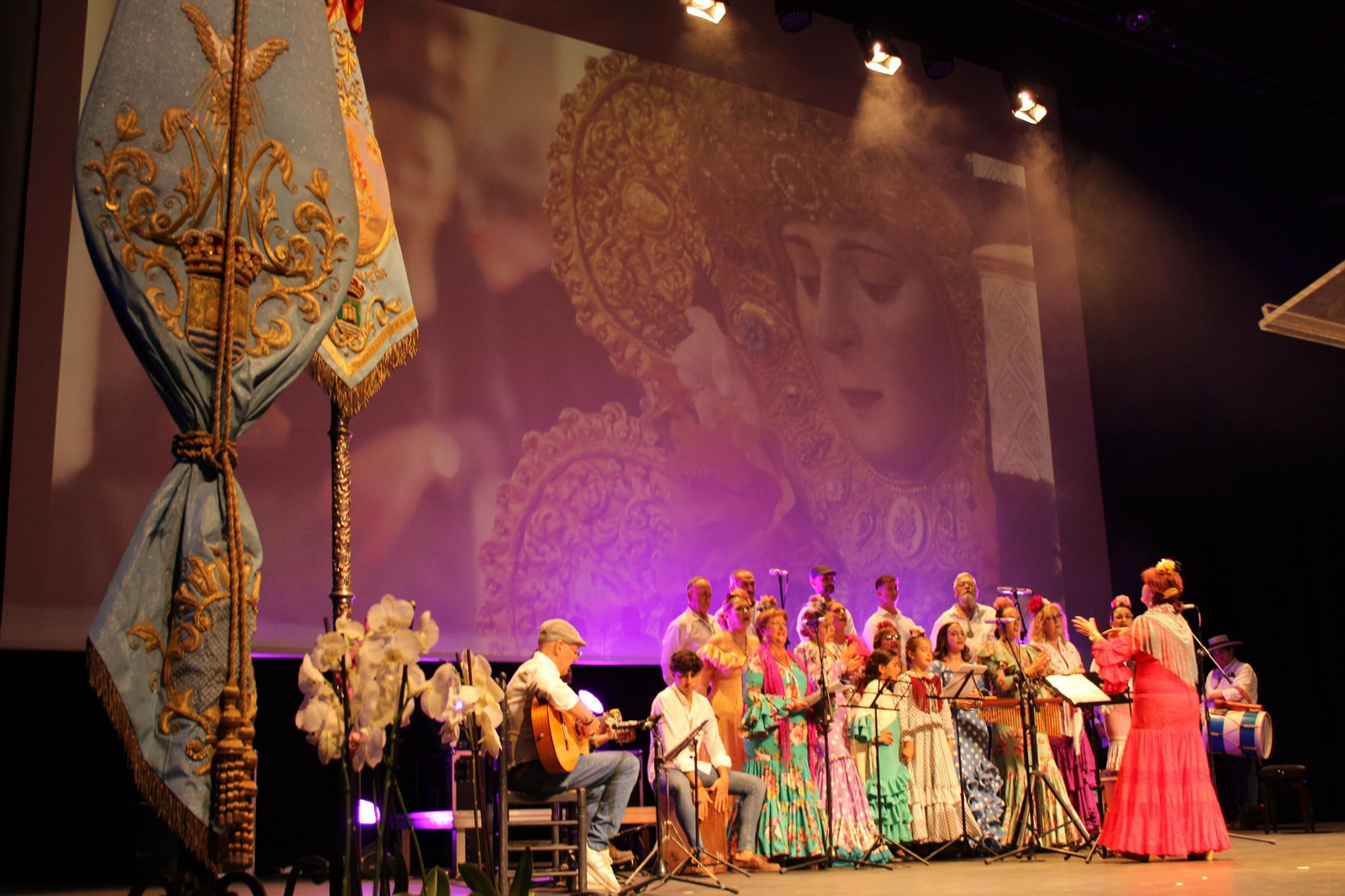 Música, coros y bailes en el I Festival Candela Viva de la Hermandad del Rocío.