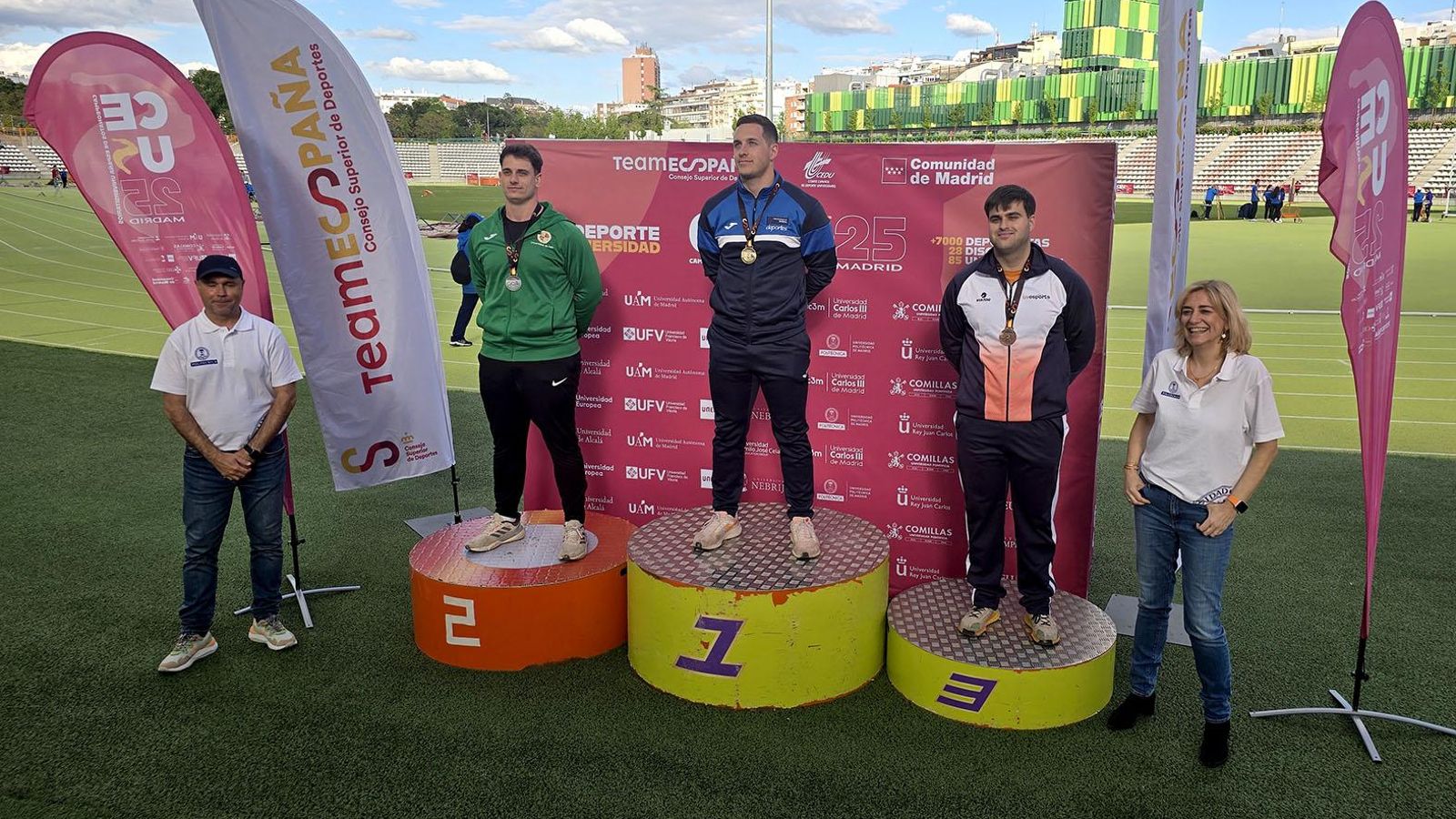 Carlos González, en el segundo cajón del podio.