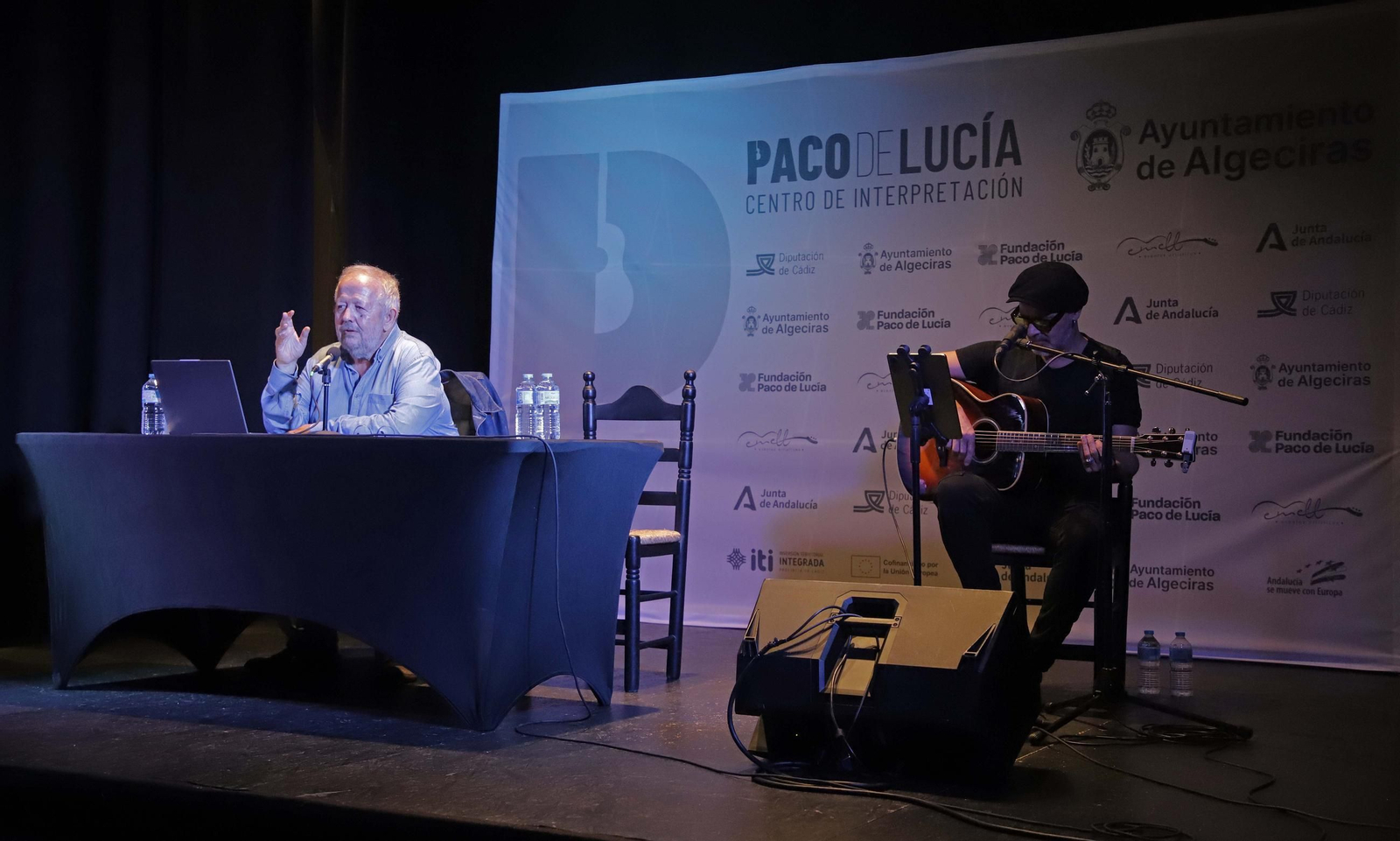 Fotos de la conferencia de Juan José Téllez  sobre los cincuenta años de la publicación del disco El Patio, del grupo Triana