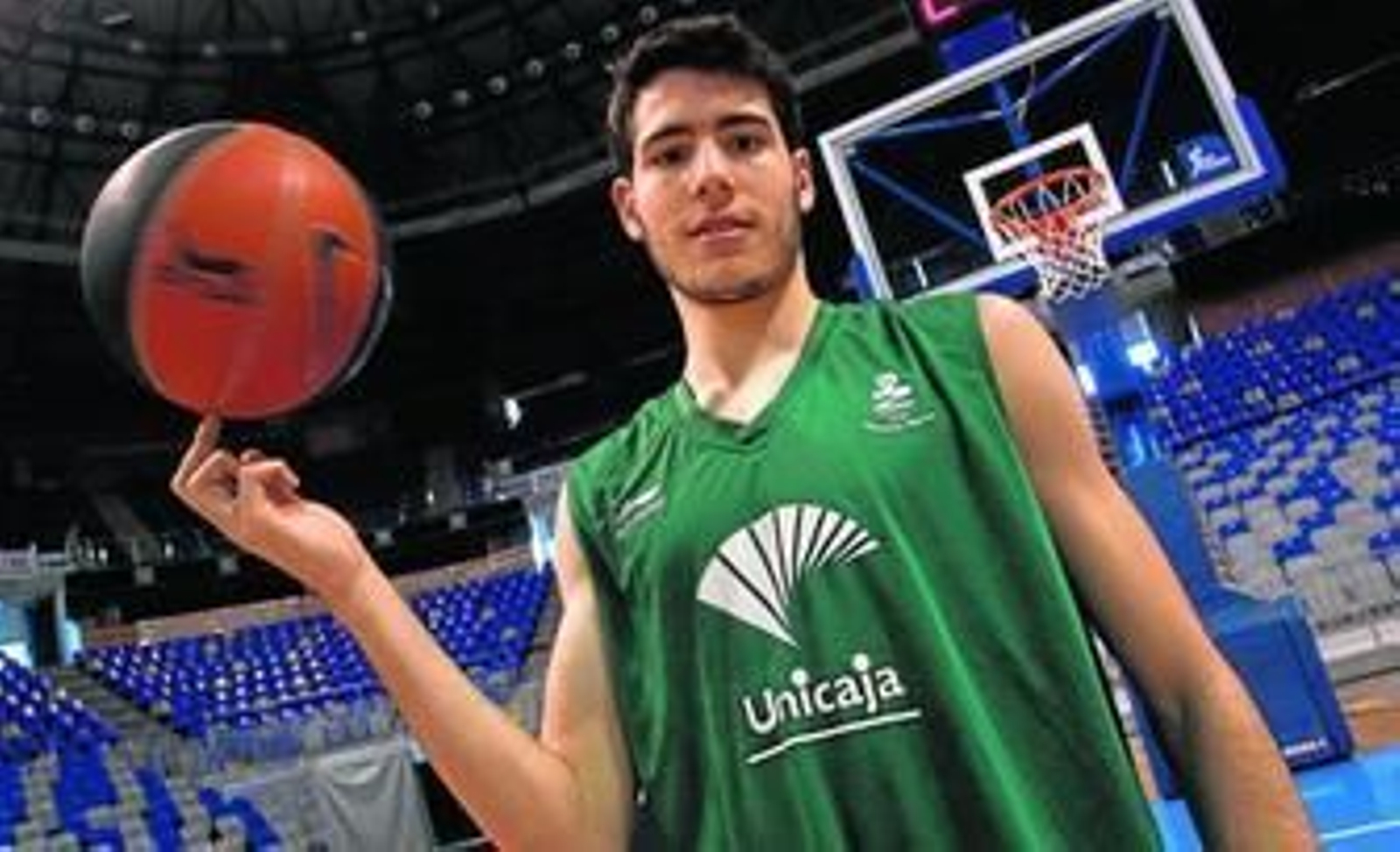 Abrines posa para este periódico en la pista central del Carpena, en una entrevista que concedió esta temporada.