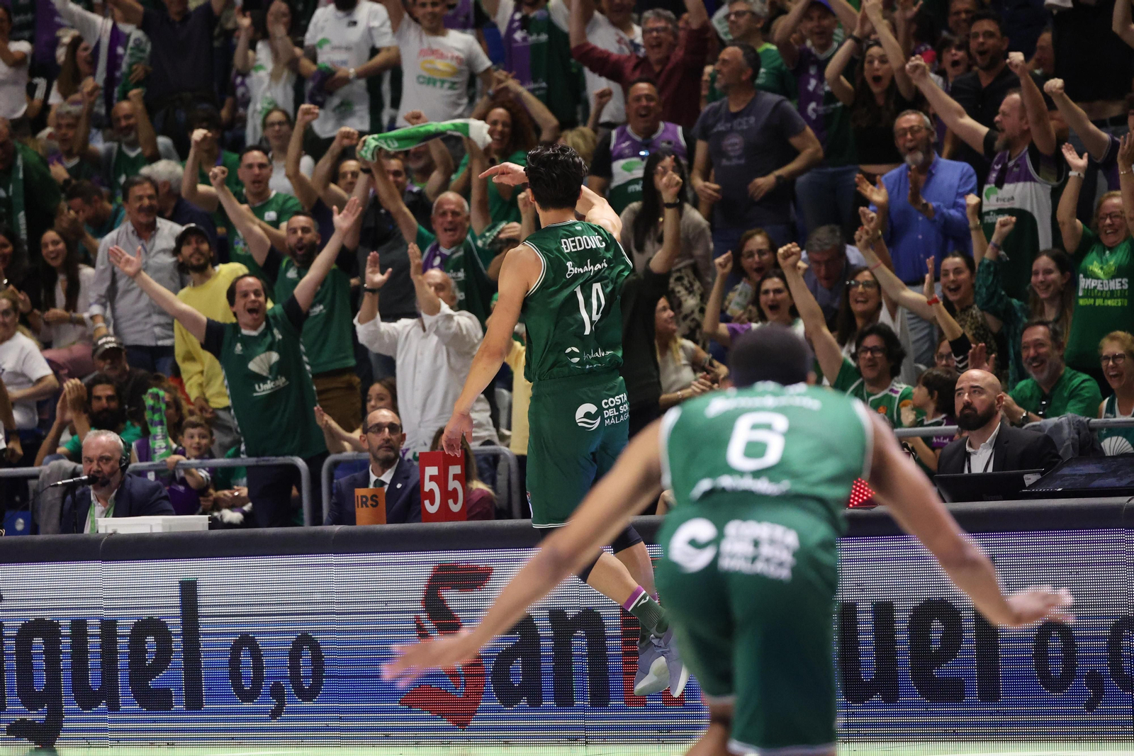 Djedovic festeja un triple a tabla desde 10 metros.