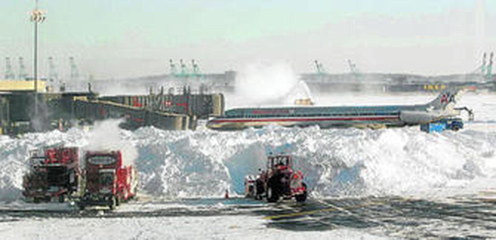 Varios vehículos trabajan a destajo para quitar la nieve de las pistas del aeropuerto de Nueva Jersey.