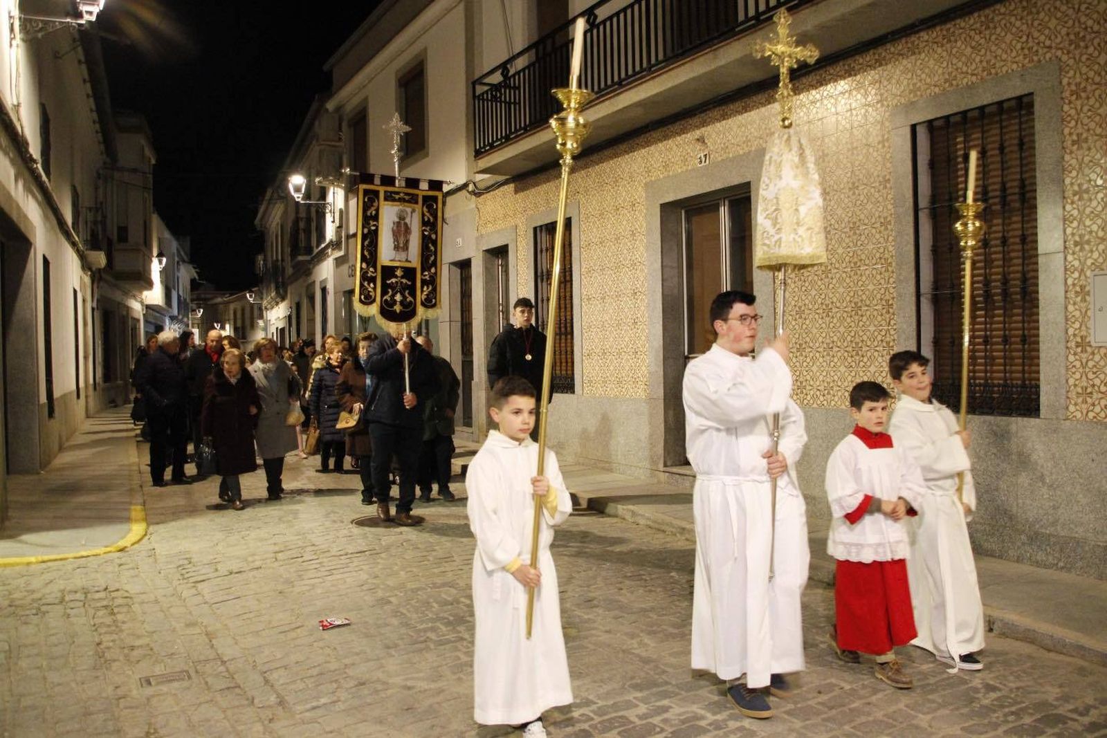 San Blas recorre las calles de Hinojosa del Duque, en imágenes
