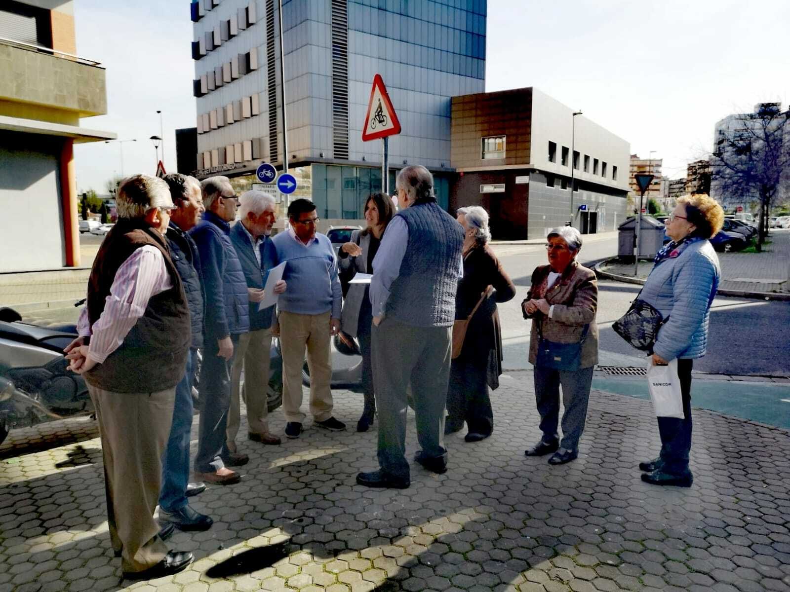 La edil popular Evelia Rincón junto a varios vecinos y representantes de la Asociación de Vecinos Glorieta Olímpica.
