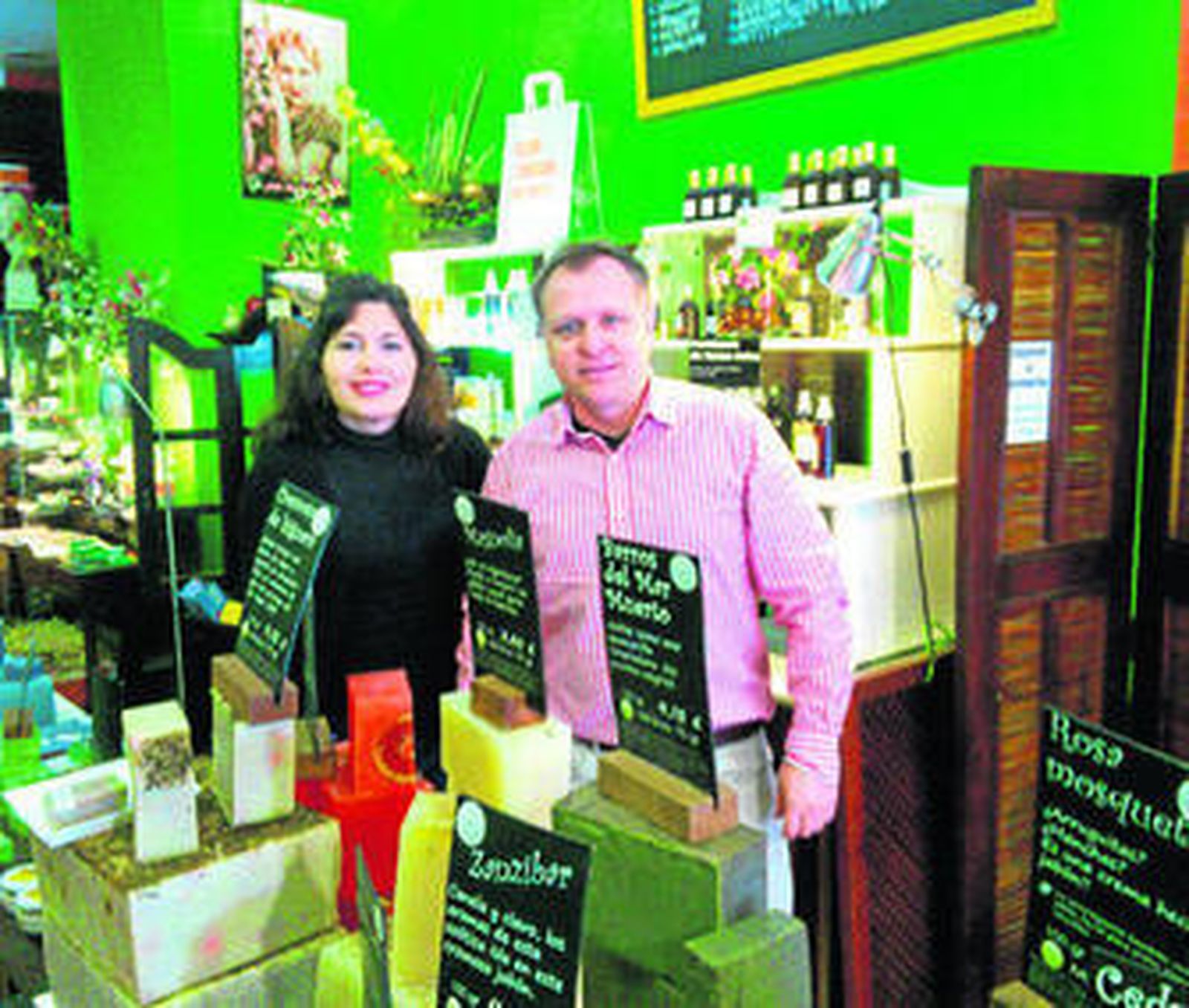 Carmen Fernández y Federico Sánchez-Arjona con una parte de la amplia gama de productos que sale de la planta de Villamanrique de la Condesa.