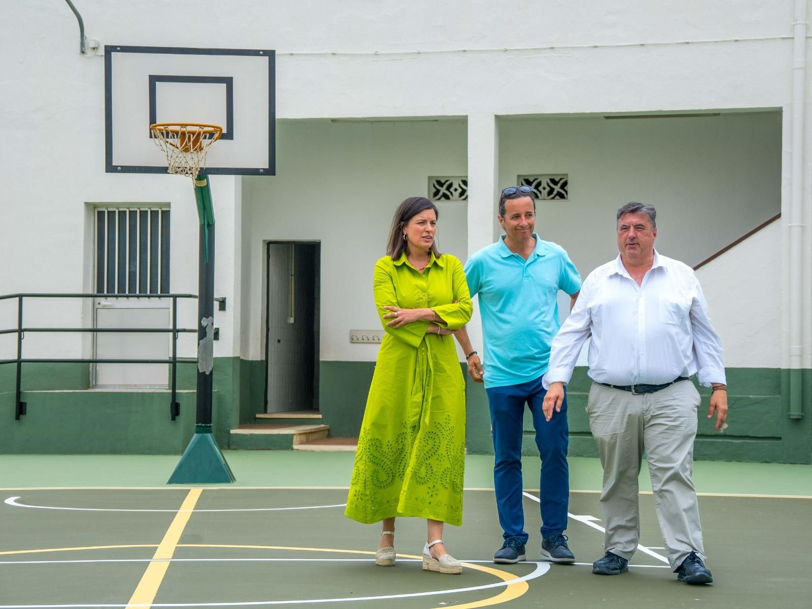 Patricia Cavada y Javier Navarro durante la visita realizada a las obras de las pistas deportivas de los colegios