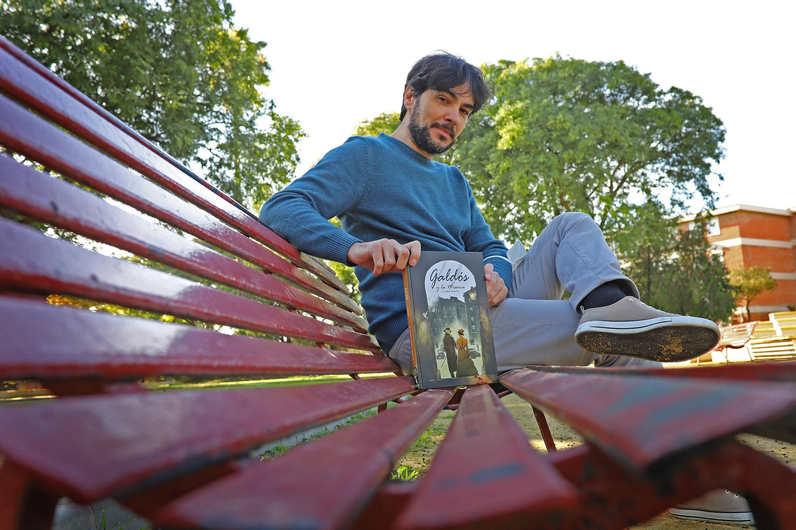 Alberto Belmonte posa con su 'Galdós y la Miseria' en el jerezano parque de La Unión. Alberto Belmonte posa con su 'Galdós y la Miseria' en el jerezano parque de La Unión.