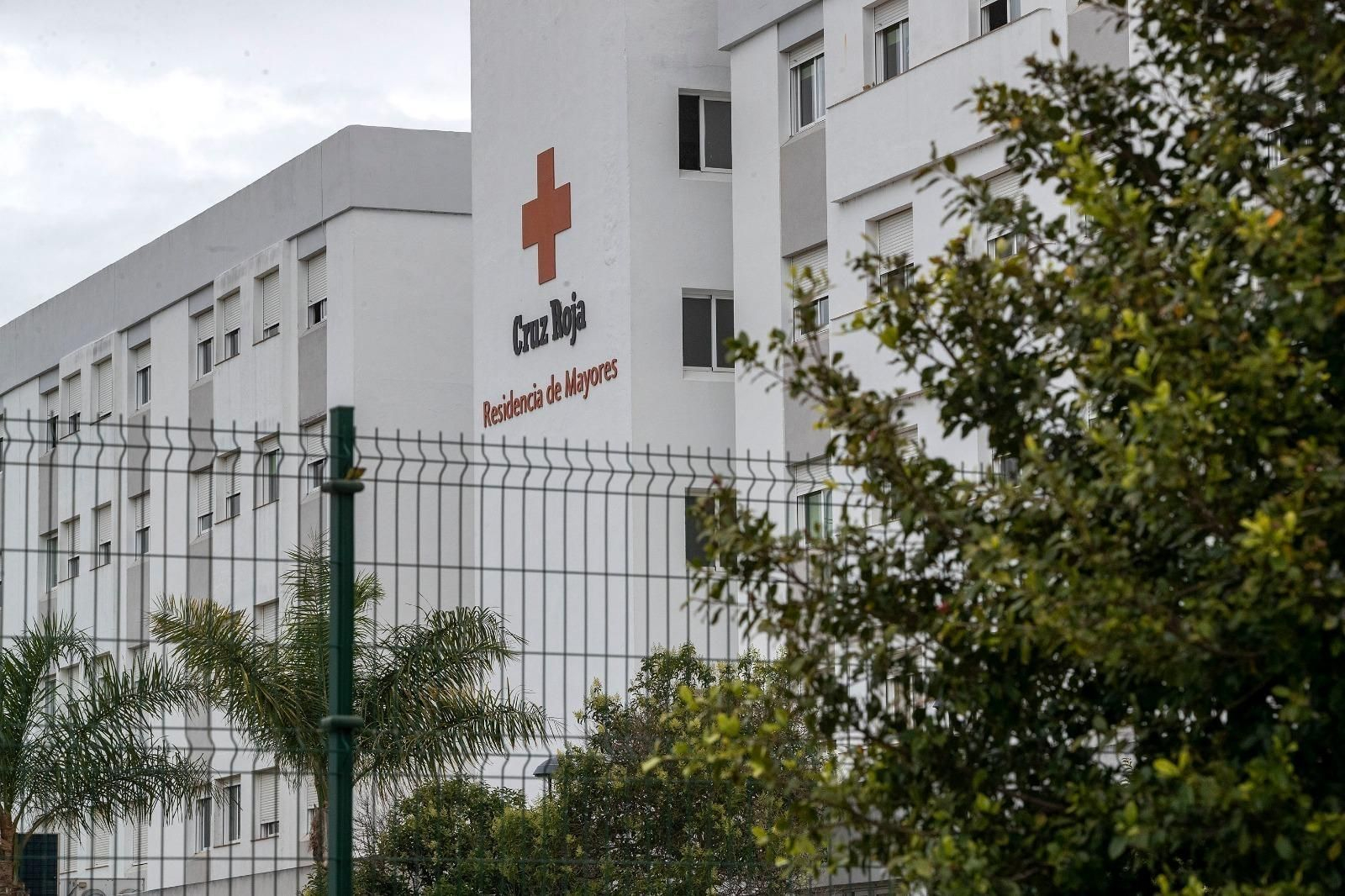 Fachada principal de la residencia  de mayores de la Cruz  Roja  en San  Fernando.