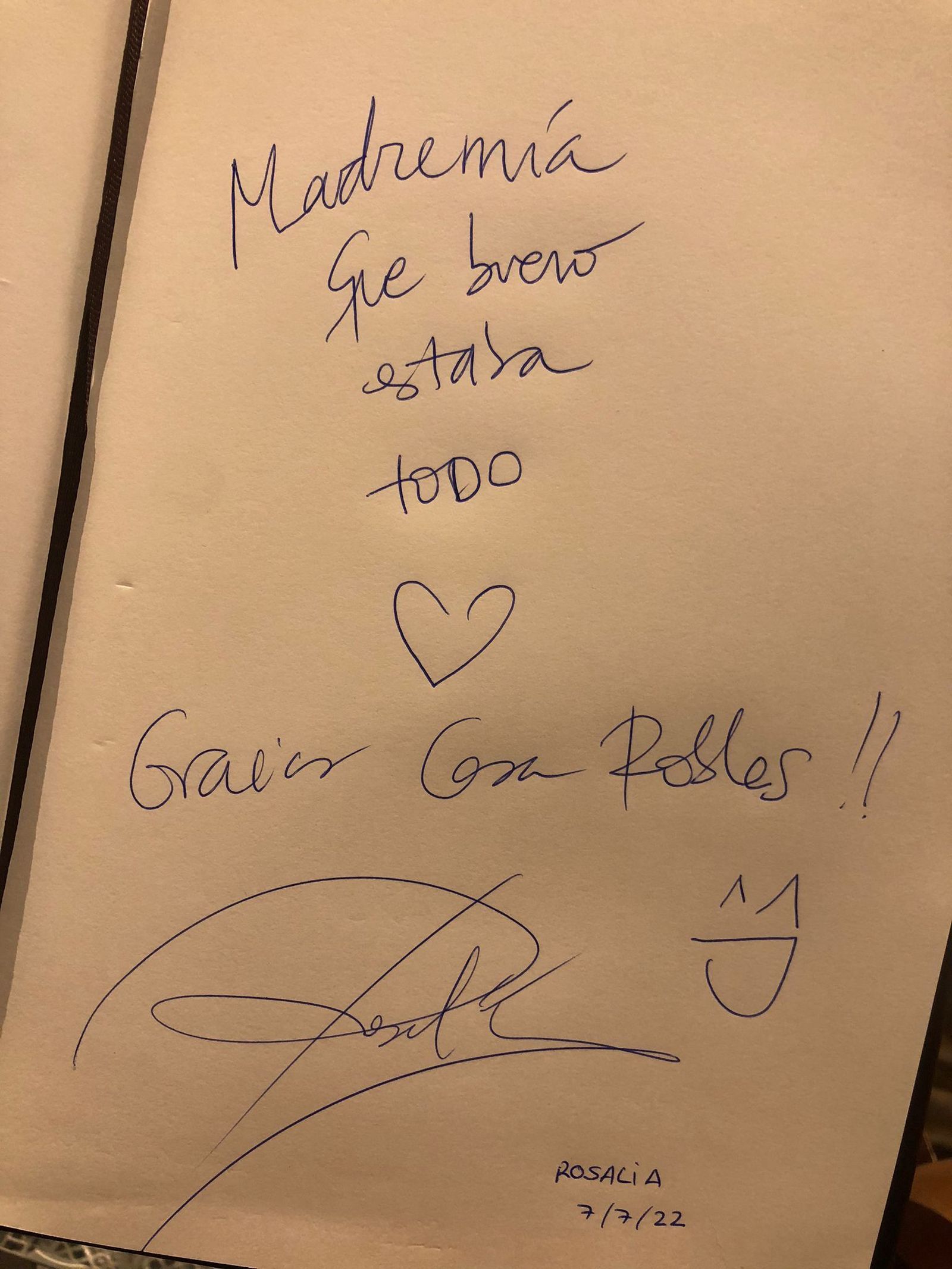 La firma y la dedicatoria de Rosalía en el libro de visitas de Casa Robles.