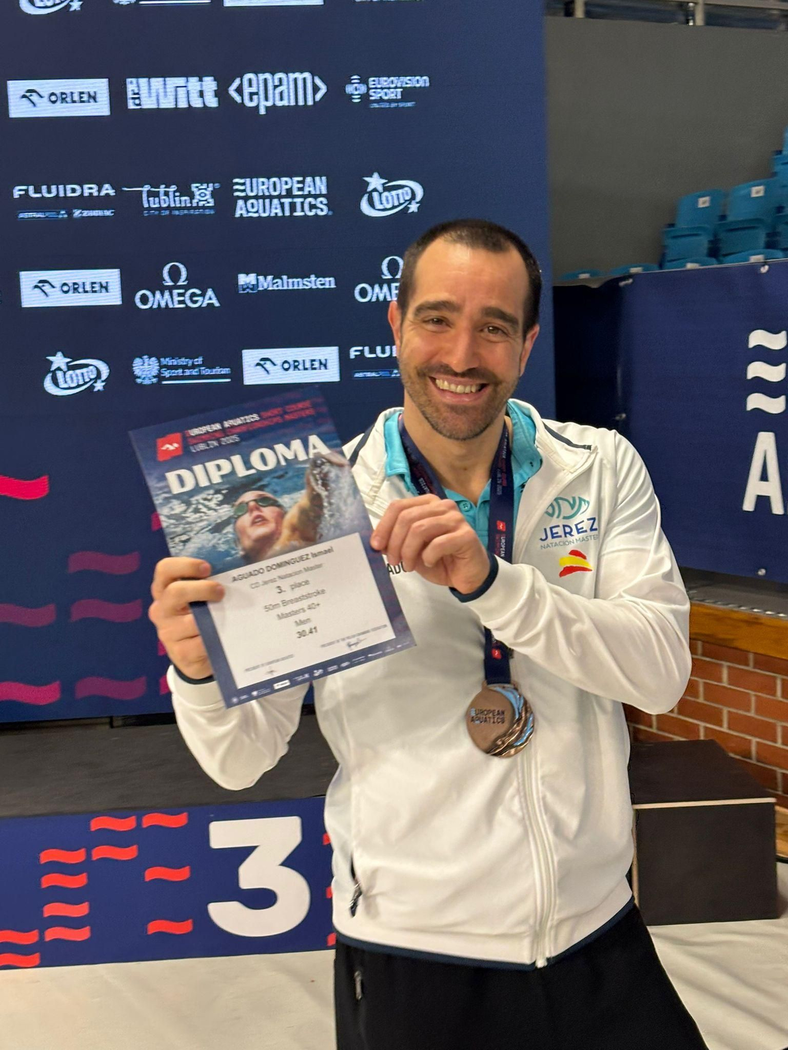 Ismael Aguado, radiante con su medalla y el diploma.