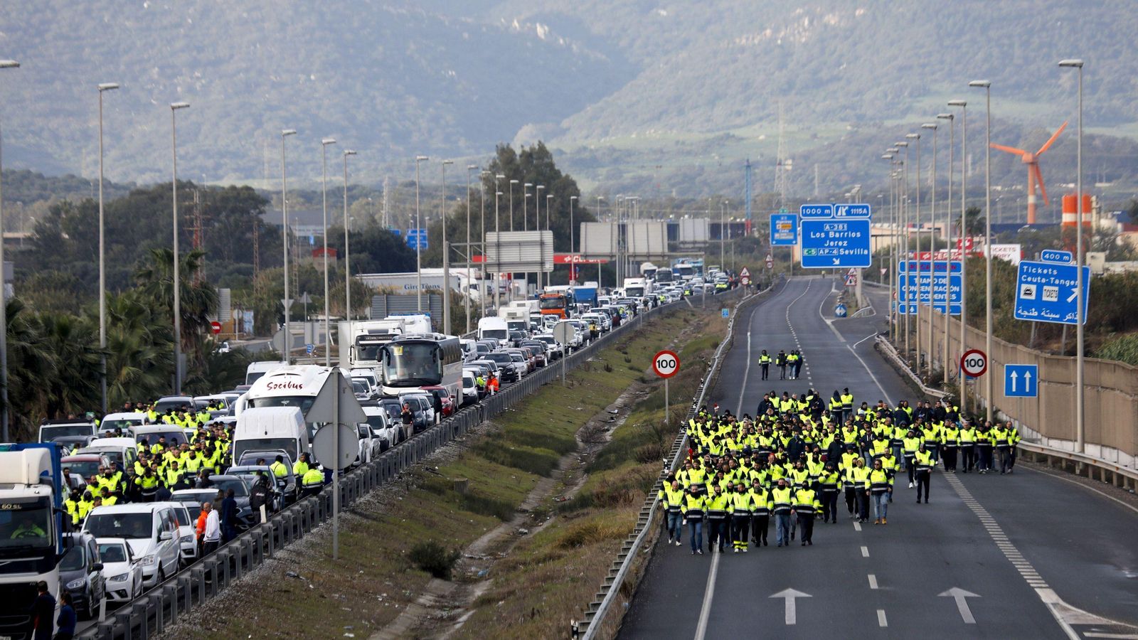 El bloqueo de la A-7 por los trabajadores de Acerinox en huelga, este viernes.