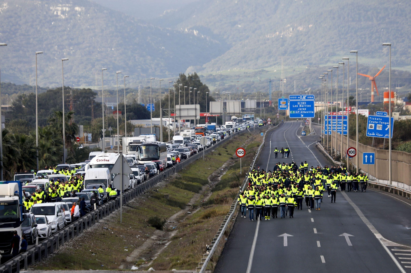 El bloqueo de la A-7 por los trabajadores de Acerinox en huelga, este viernes.