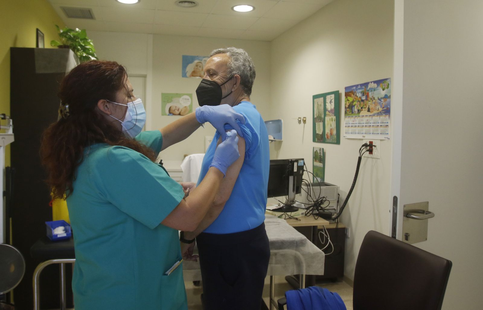 Una enfermera pone una vacuna en el centro de salud Carlos Castilla del Pino.
