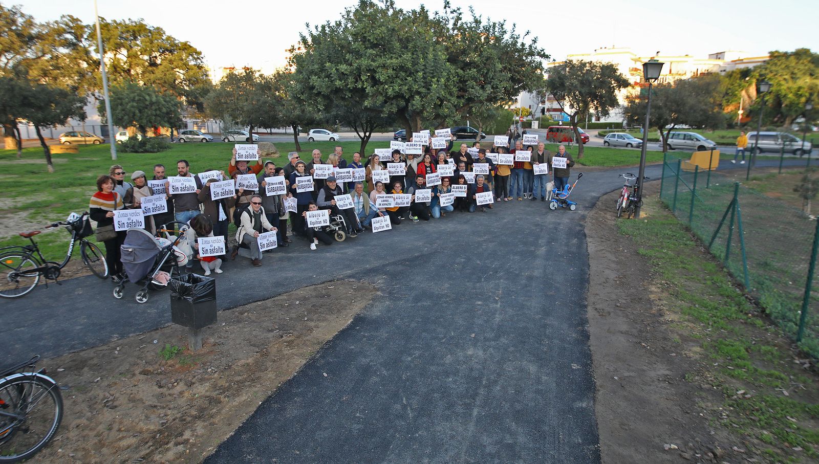 Vecinos y ecologistas piden la paralización del asfaltado de parques