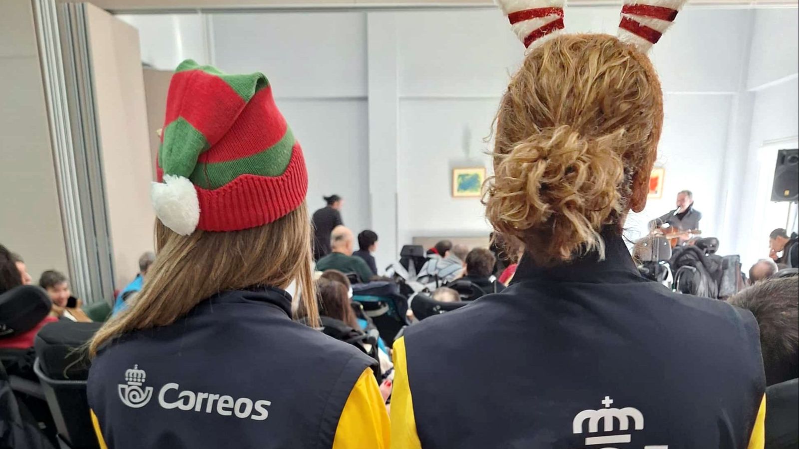 Trabajadoras de Correos recogen las cartas de los Reyes Magos de los usuarios de Aspace Granada