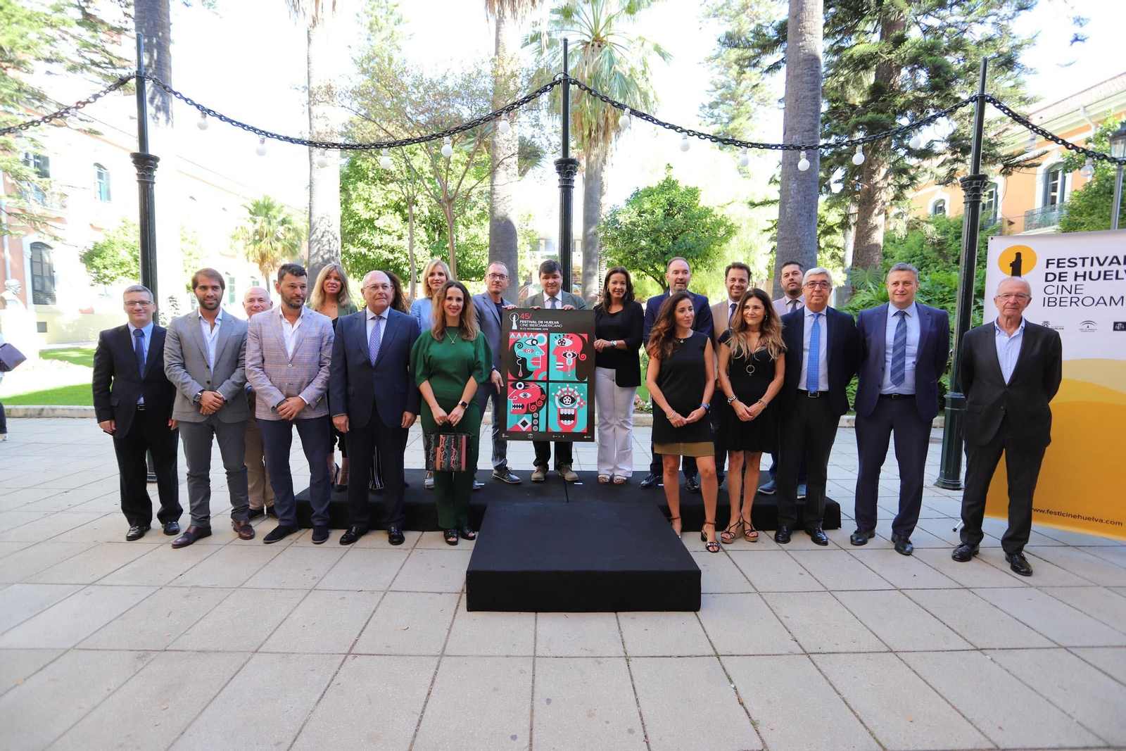 Foto de familia de diferentes autoridades onubenses con el cartel ganador del Festival de Cine Iberoamericano 2019.