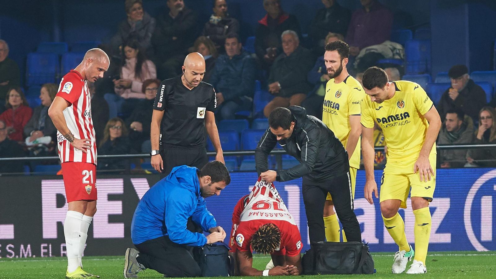 Sekou, siendo tratado en La Cerámica.