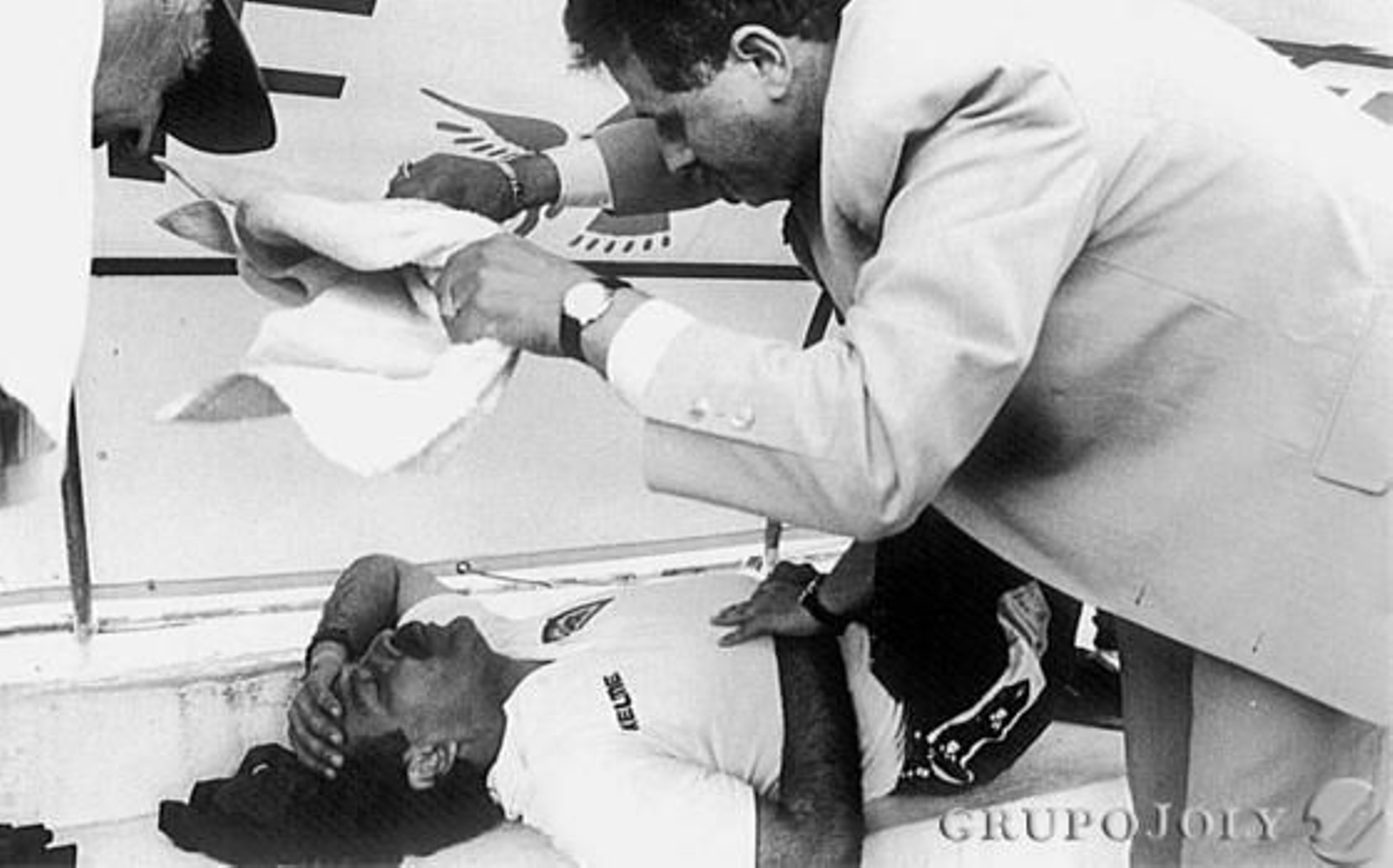 Tanta tensión le llegó a provocar algún que otro susto. El técnico sufrió un desvanecimiento en el encuentro ante el Málaga en La Rosaleda en la 96/97. /Joaquín Pino